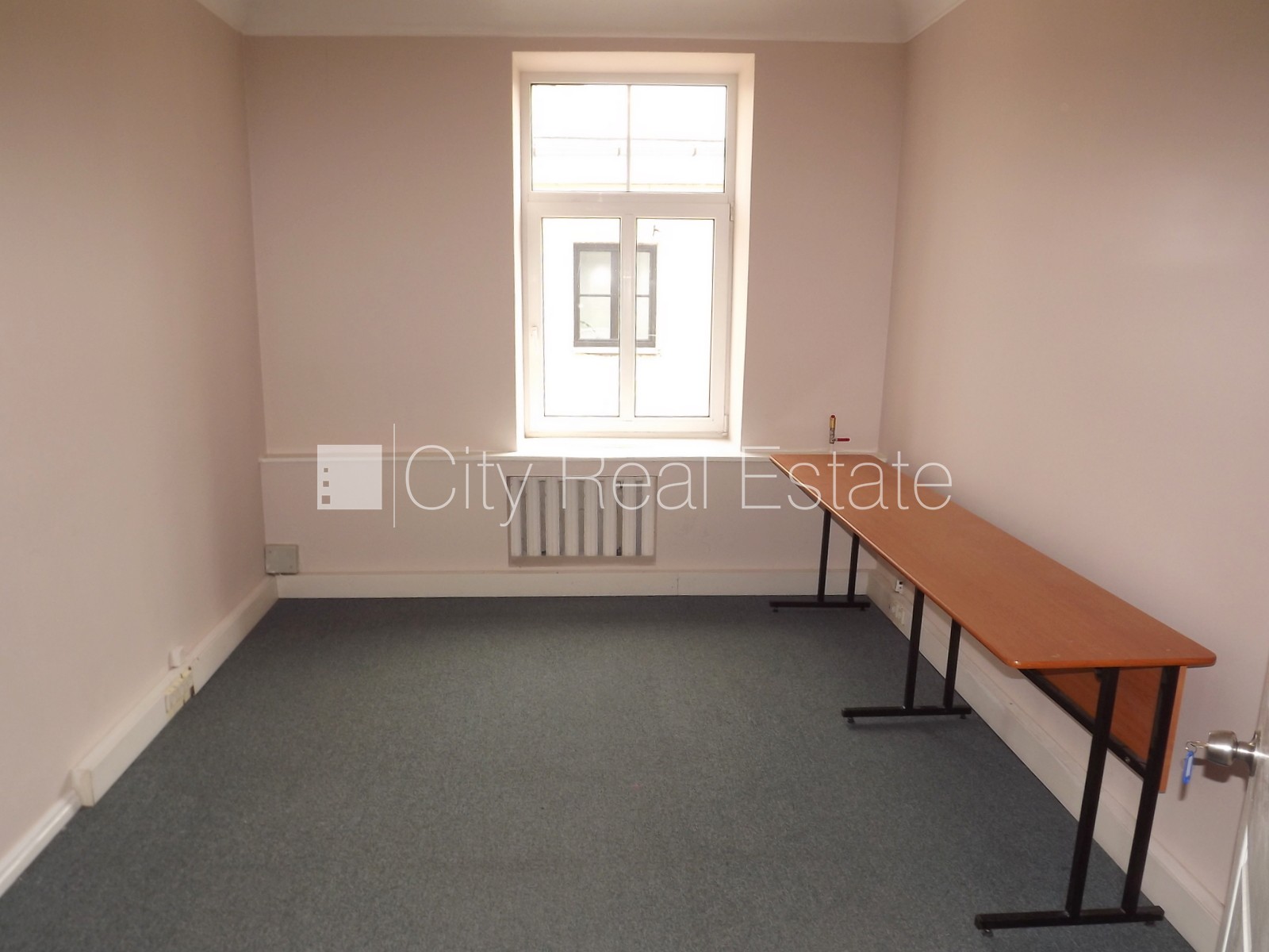 Sludinājumi. Fasādes māja, renovēta māja, ieeja no ielas, ir lifts, kāpņu telpa pēc kosmētiskā remonta, logi Cena: 1320 EUR/mēn Foto #14