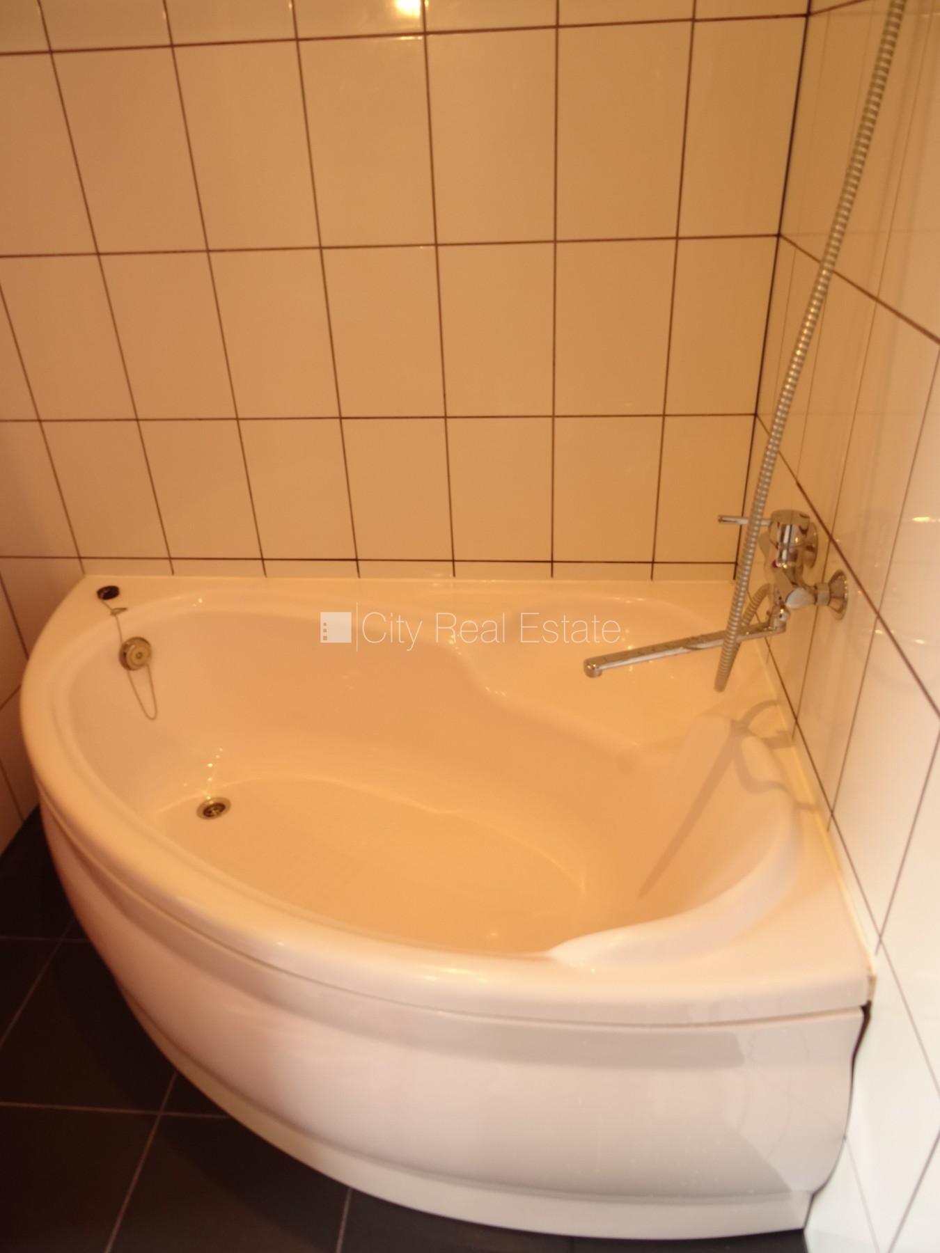 Sludinājumi. Pagalma māja, renovēta māja, labiekārtota apzaļumota teritorija, vieta automašīnai, ieeja no ielas, Cena: 500 EUR/mēn Foto #15