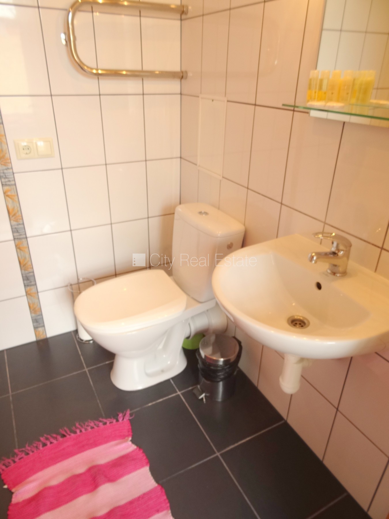 Sludinājumi. Pagalma māja, renovēta māja, labiekārtota apzaļumota teritorija, vieta automašīnai, ieeja no ielas, Cena: 500 EUR/mēn Foto #16