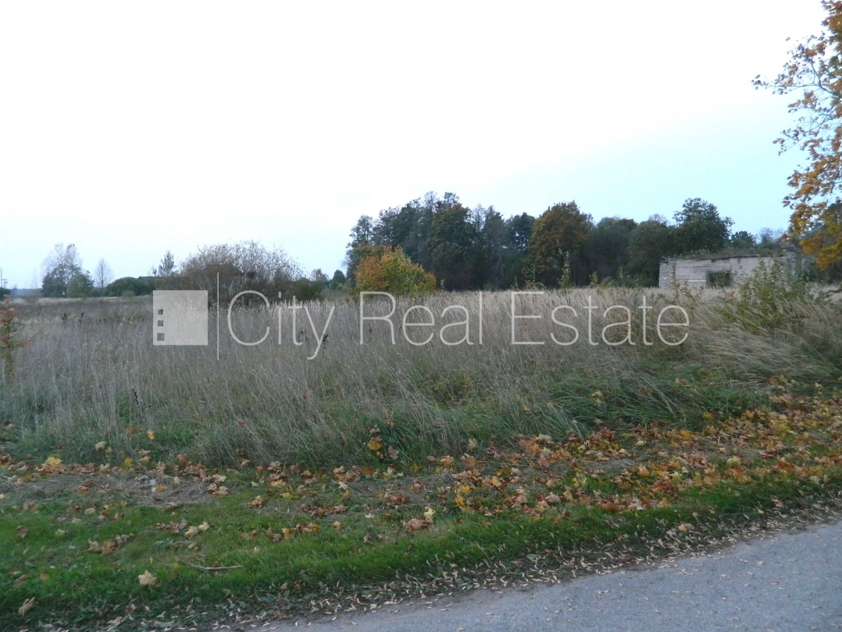 Sludinājumi. Iespējama mazstāvu apbūve, atļauts būvēt vienstāvu ēku, atļauts būvēt divu stāvu ēku, zeme Cena: 25000 EUR Foto #1