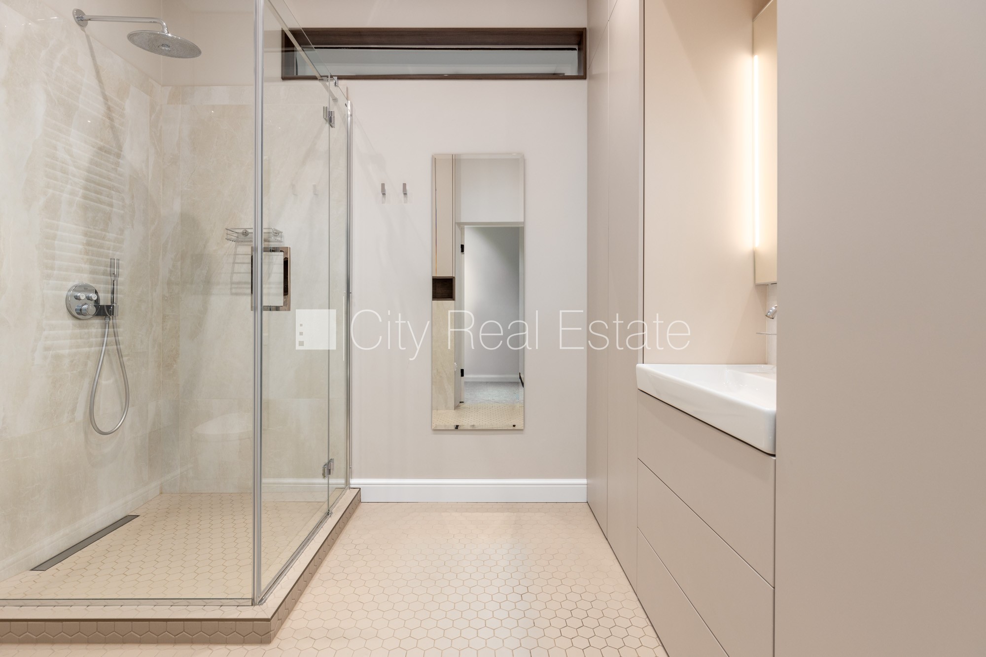 Sludinājumi. Pagalma ēka, slēgts pagalms, garāža vienai automašīnai, ieeja no ielas, teritorijas stāvlaukums Cena: 218000 EUR Foto #16