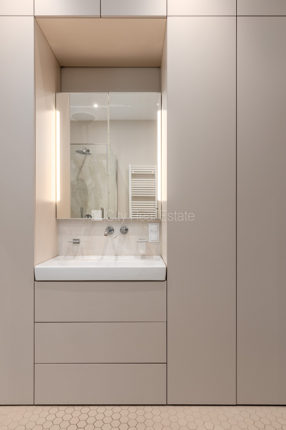 Sludinājumi. Pagalma ēka, slēgts pagalms, garāža vienai automašīnai, ieeja no ielas, teritorijas stāvlaukums Cena: 218000 EUR Foto #18