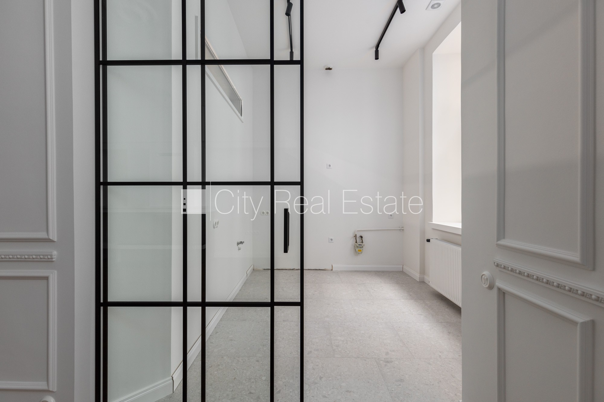 Sludinājumi. Pagalma ēka, slēgts pagalms, garāža vienai automašīnai, ieeja no ielas, teritorijas stāvlaukums Cena: 218000 EUR Foto #7