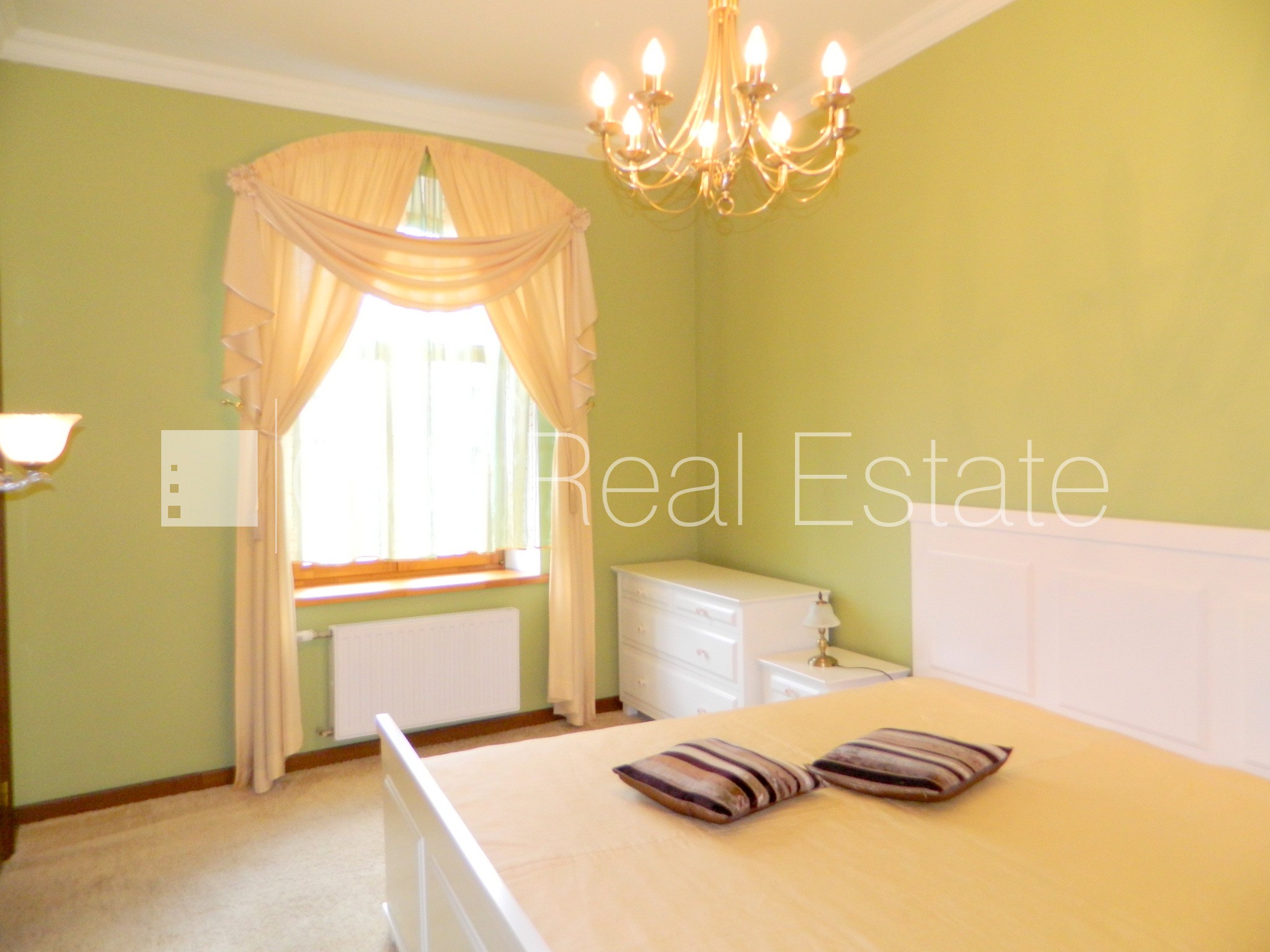 Объявление. Дом во дворе, вход со двора, окна выходят во двор, количество спален 2 шт., изолированные комнаты 2 Цена: 550 EUR/мес. Foto #4