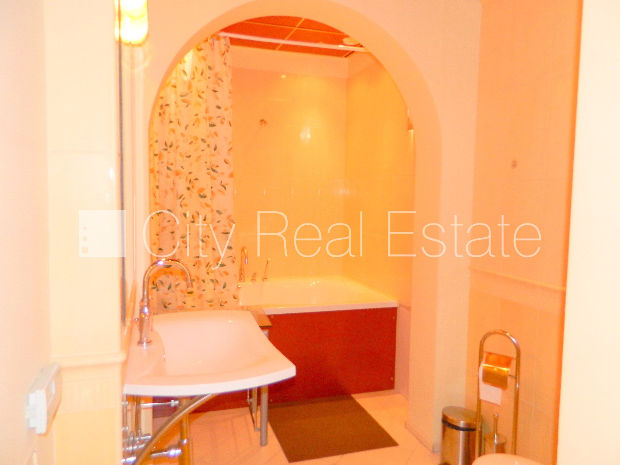 Объявление. Дом во дворе, вход со двора, окна выходят во двор, количество спален 2 шт., изолированные комнаты 2 Цена: 550 EUR/мес. Foto #11