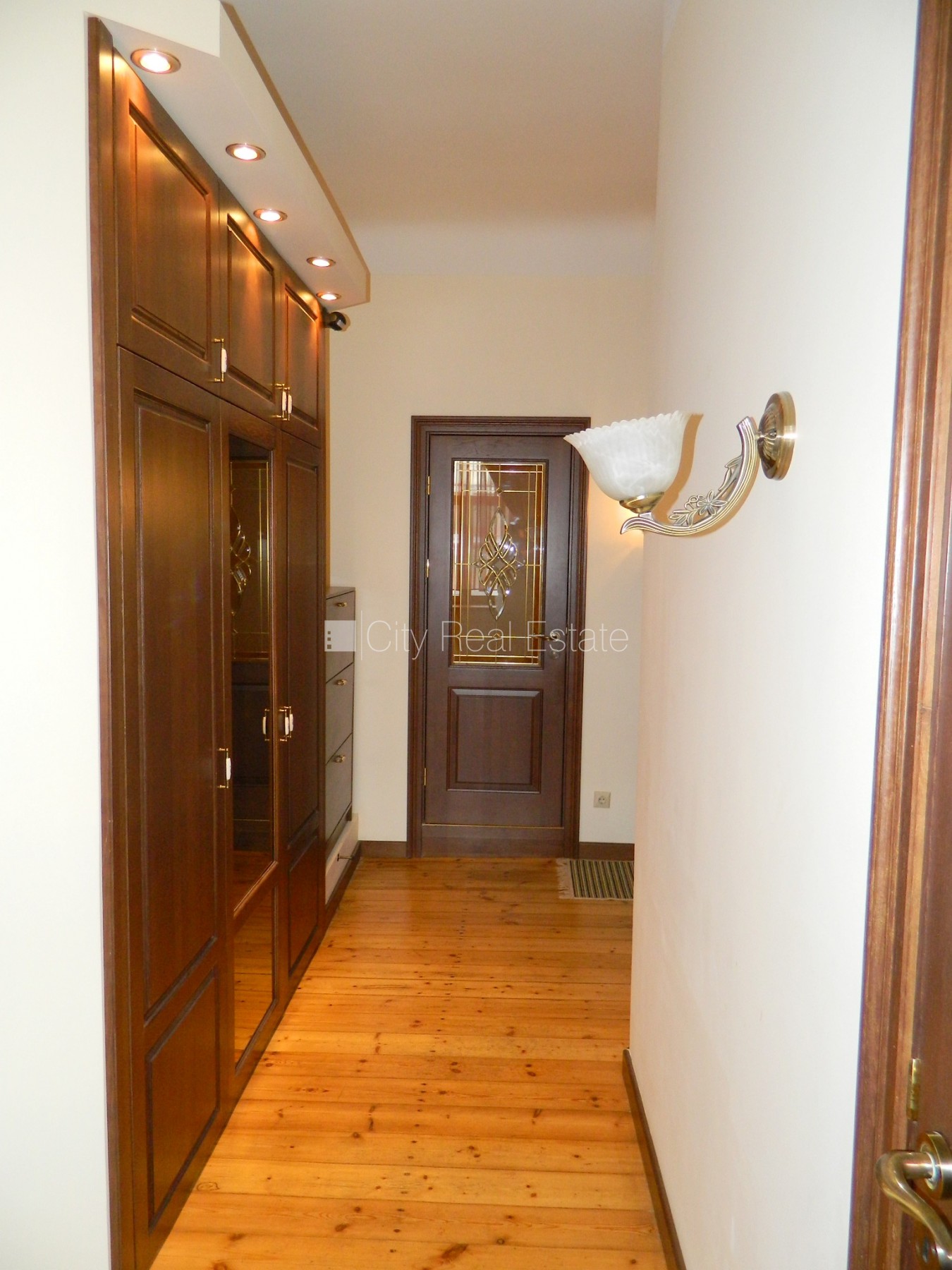 Объявление. Дом во дворе, вход со двора, окна выходят во двор, количество спален 2 шт., изолированные комнаты 2 Цена: 550 EUR/мес. Foto #9