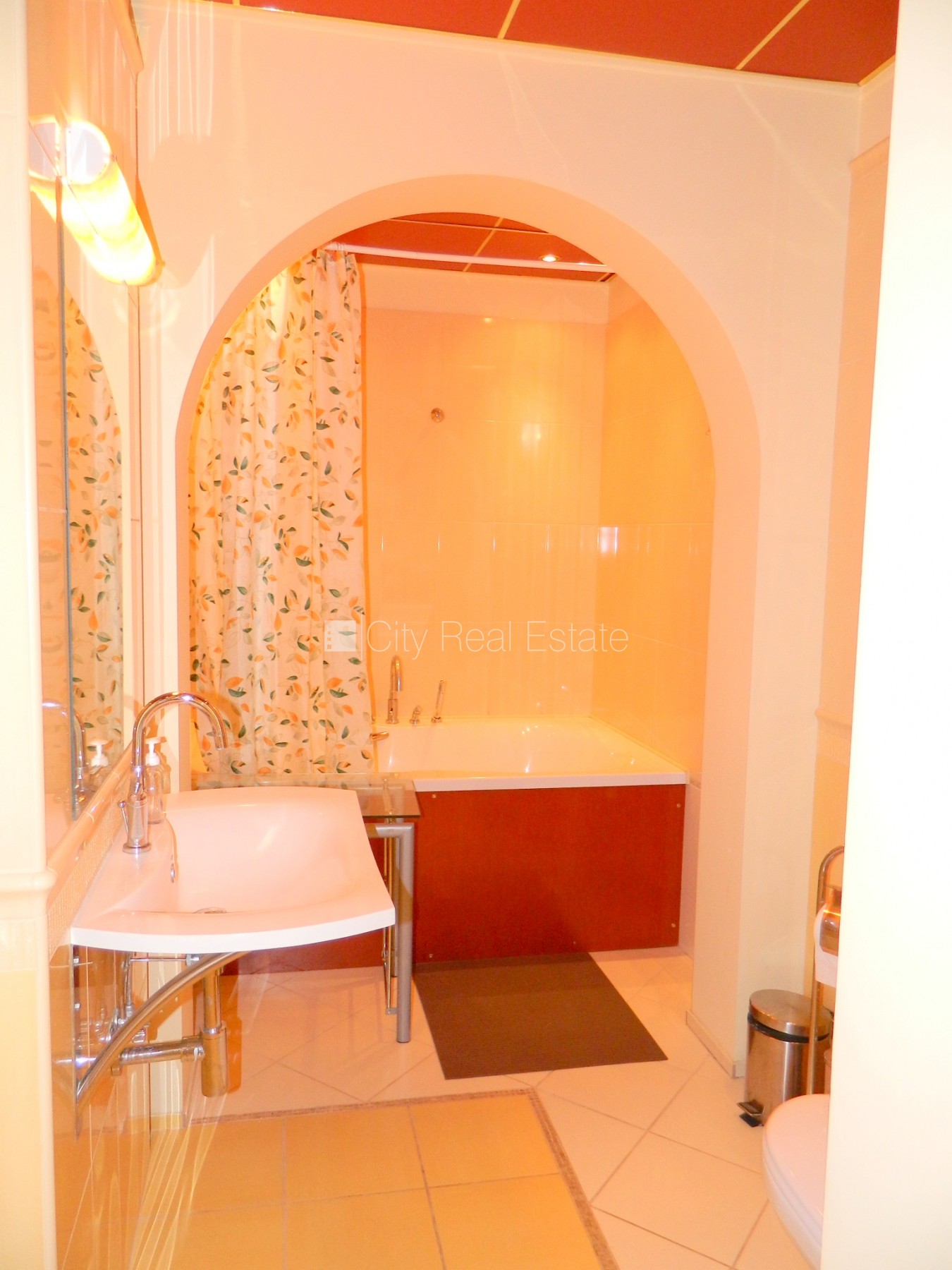 Объявление. Дом во дворе, вход со двора, окна выходят во двор, количество спален 2 шт., изолированные комнаты 2 Цена: 550 EUR/мес. Foto #12