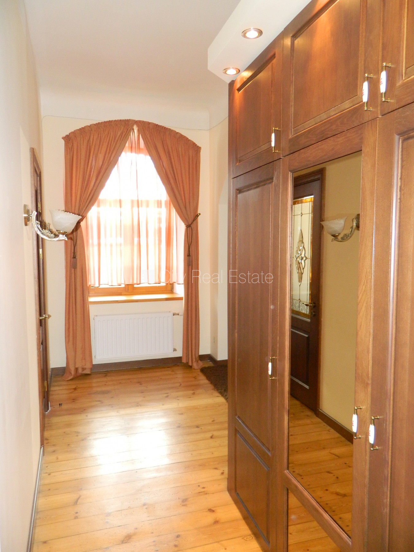 Объявление. Дом во дворе, вход со двора, окна выходят во двор, количество спален 2 шт., изолированные комнаты 2 Цена: 550 EUR/мес. Foto #8