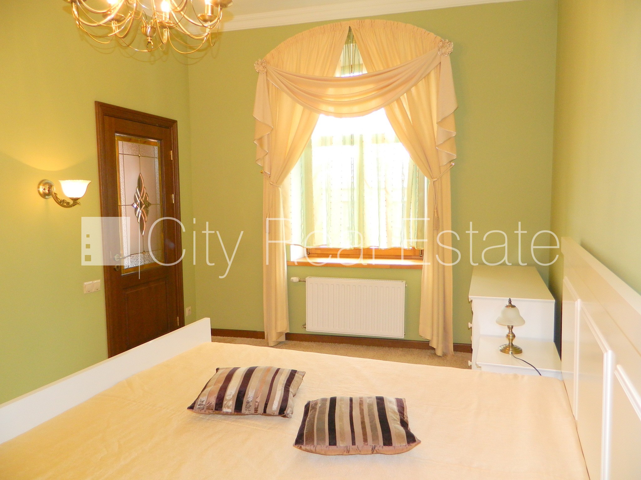 Объявление. Дом во дворе, вход со двора, окна выходят во двор, количество спален 2 шт., изолированные комнаты 2 Цена: 550 EUR/мес. Foto #6