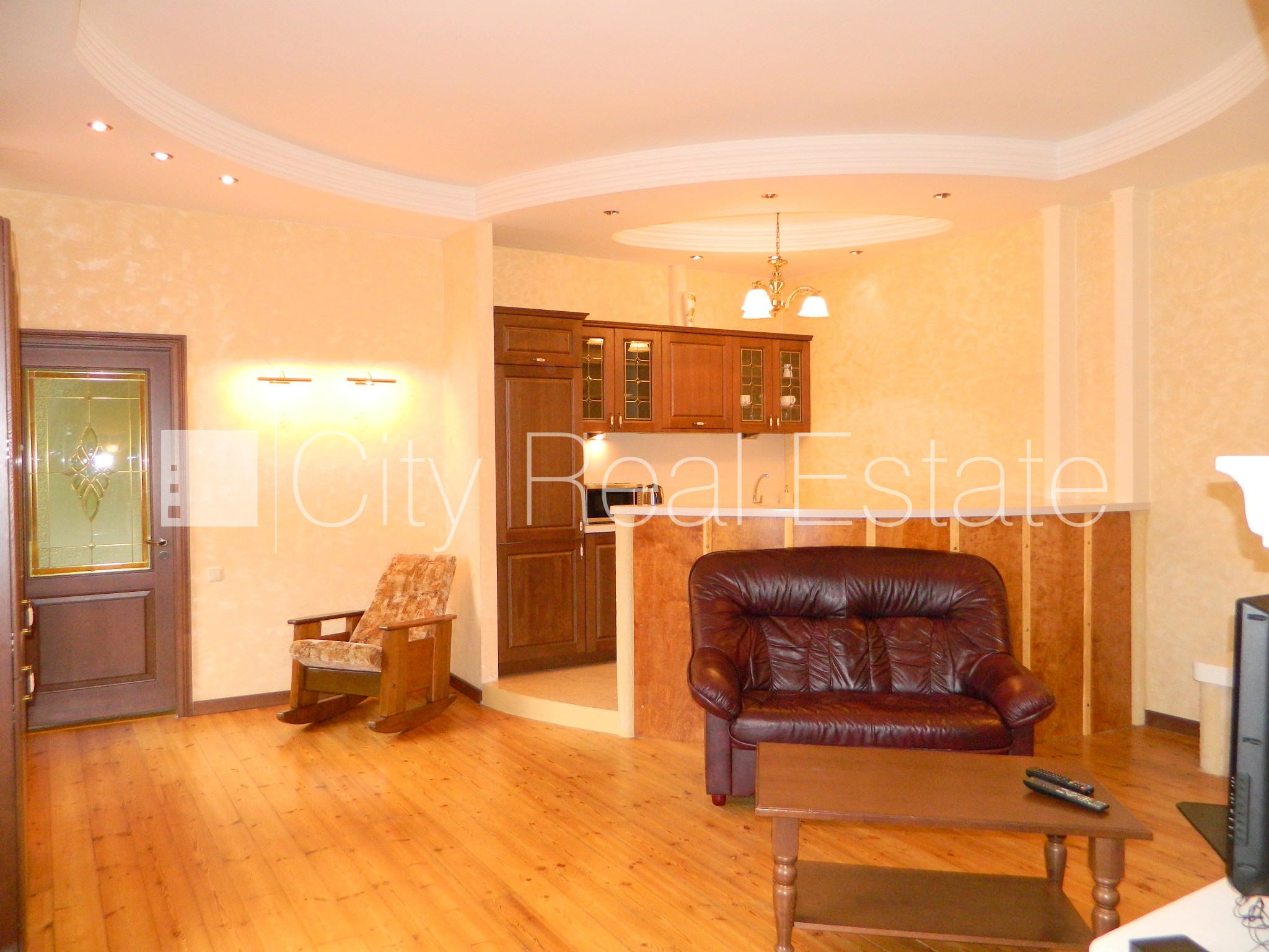 Объявление. Дом во дворе, вход со двора, окна выходят во двор, количество спален 2 шт., изолированные комнаты 2 Цена: 550 EUR/мес. Foto #2