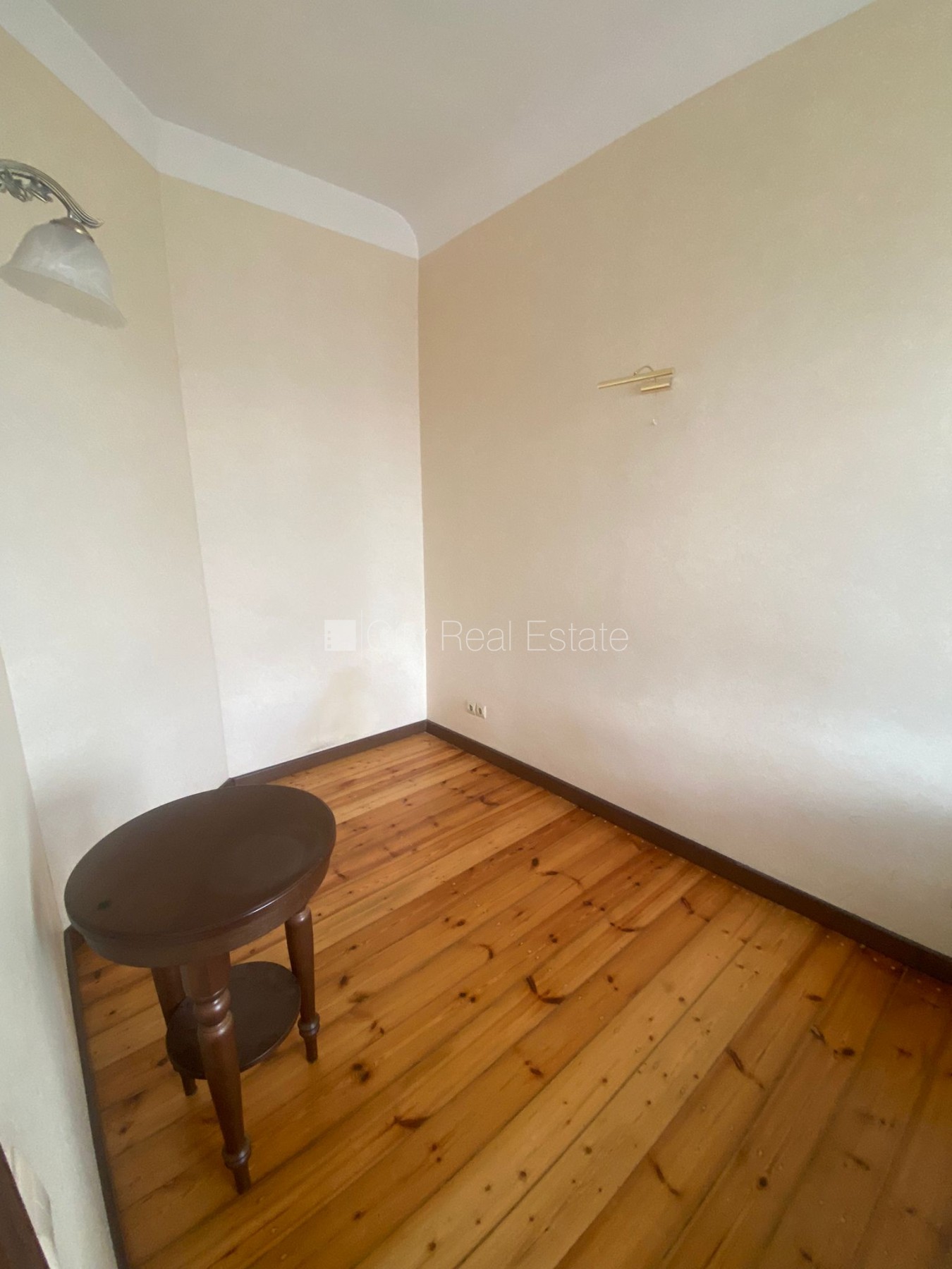 Объявление. Дом во дворе, вход со двора, окна выходят во двор, количество спален 2 шт., изолированные комнаты 2 Цена: 550 EUR/мес. Foto #10