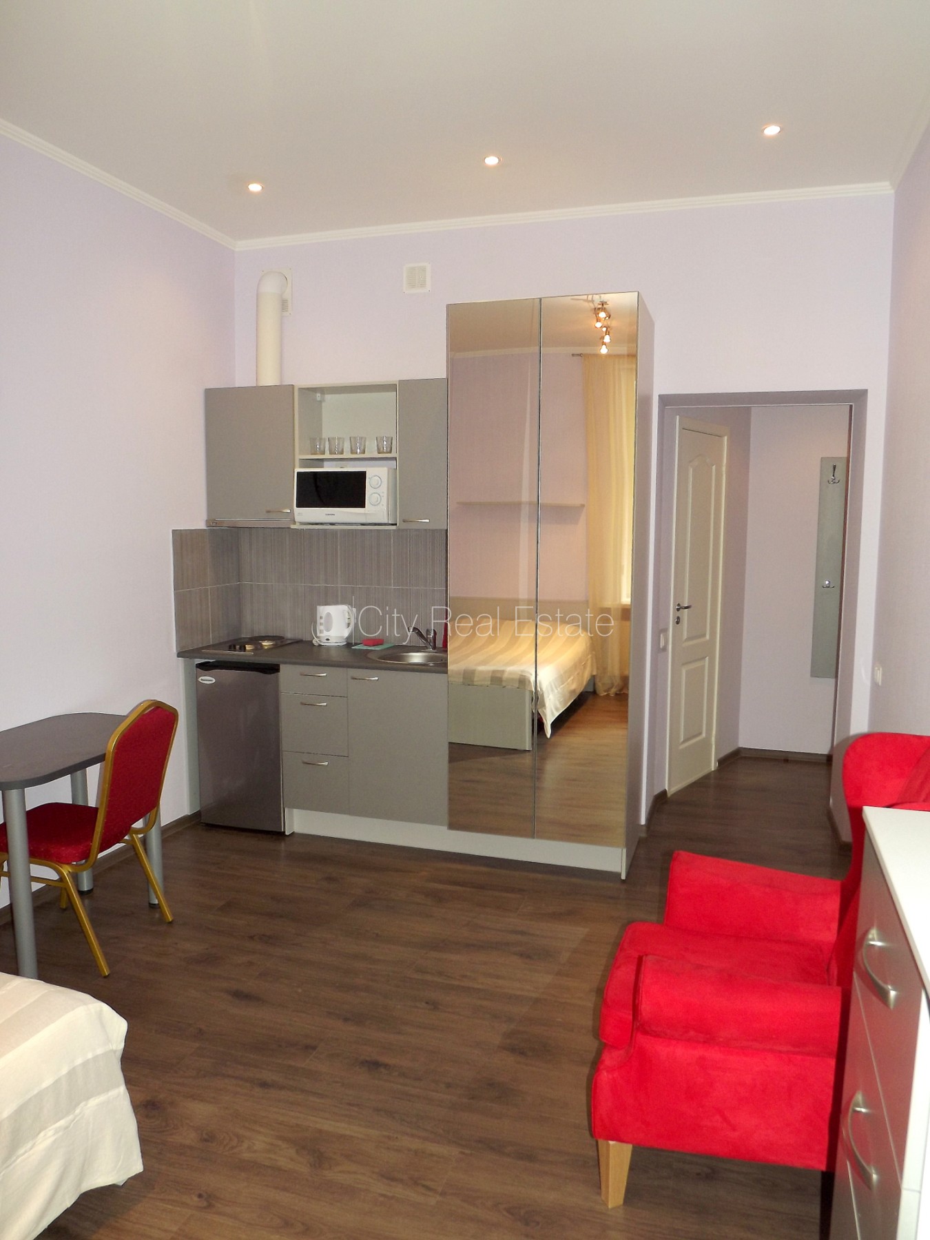 Sludinājumi. Pagalma māja, beletāža, kāpņu telpa pēc kosmētiskā remonta, studio tipa, virtuve apvienota ar Cena: 550 EUR/mēn Foto #2