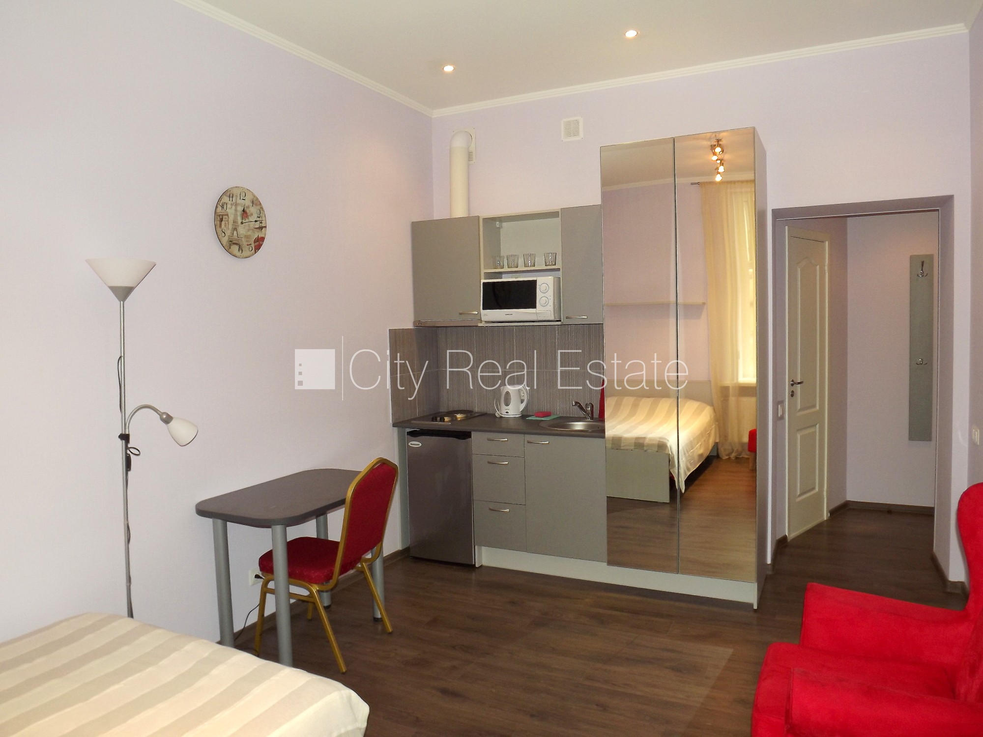 Sludinājumi. Pagalma māja, beletāža, kāpņu telpa pēc kosmētiskā remonta, studio tipa, virtuve apvienota ar Cena: 550 EUR/mēn Foto #1