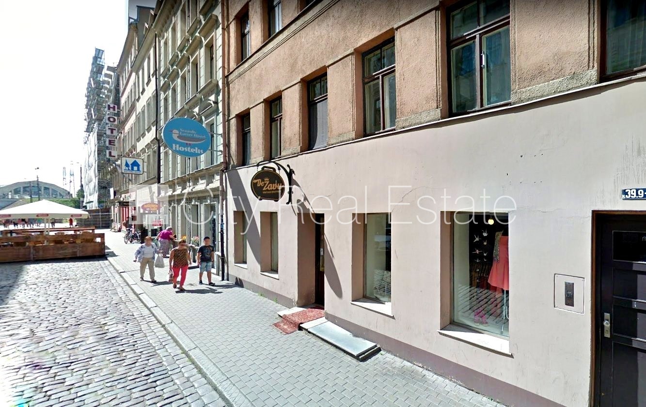 Sludinājumi. Fasādes māja, bruģēts piebraucamais ceļš, ieeja no ielas, logi vērsti mājas abās pusēs, guļamistabu Cena: 900 EUR/mēn Foto #11