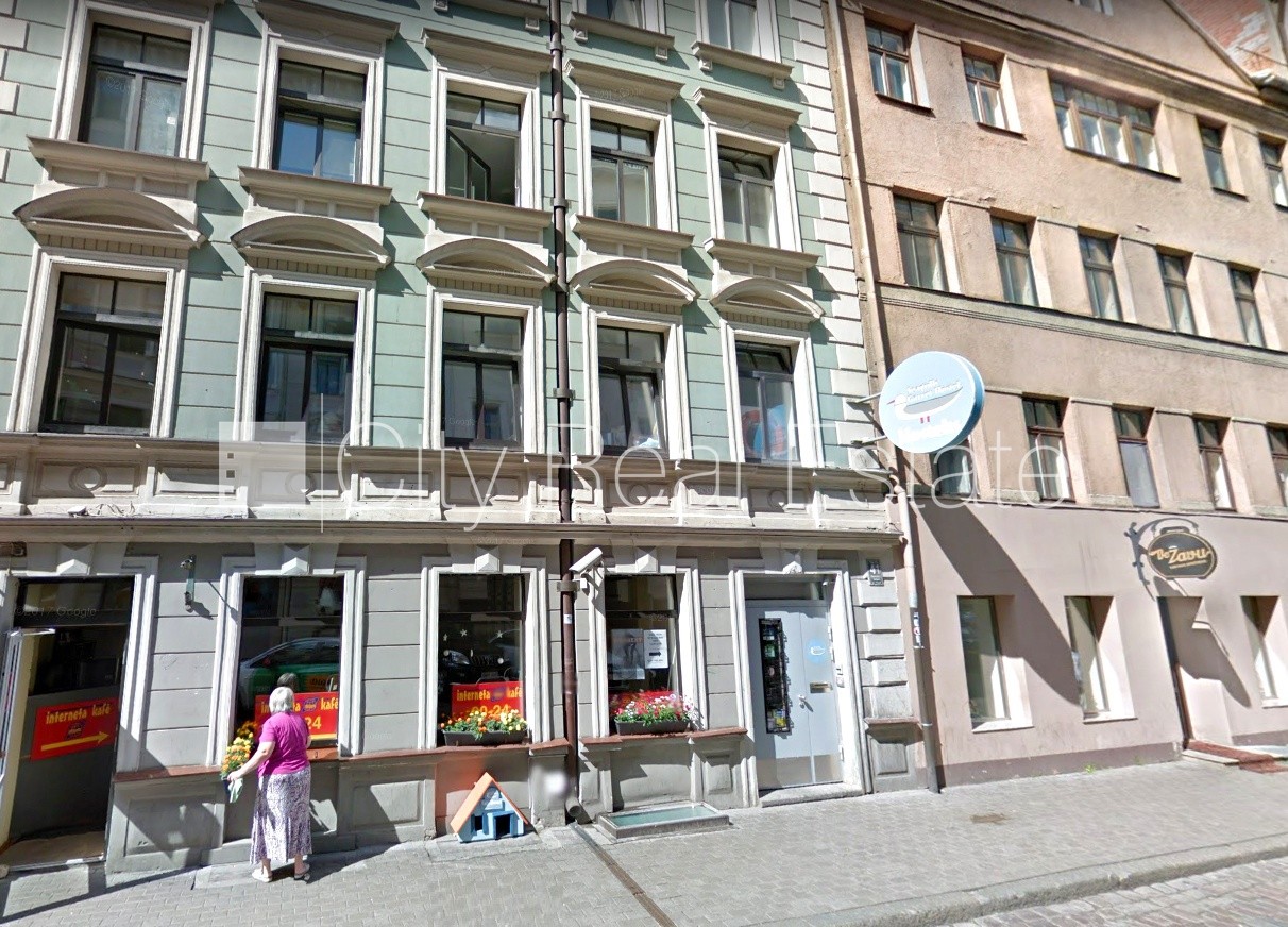 Sludinājumi. Fasādes māja, bruģēts piebraucamais ceļš, ieeja no ielas, logi vērsti mājas abās pusēs, guļamistabu Cena: 900 EUR/mēn Foto #10