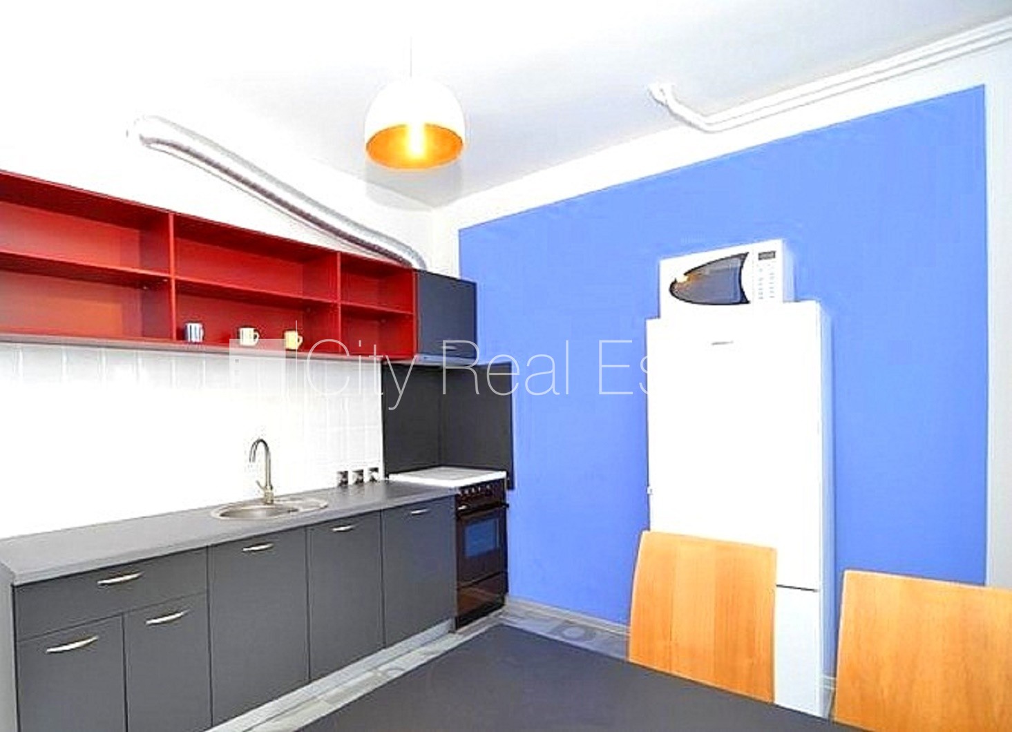 Sludinājumi. Fasādes māja, bruģēts piebraucamais ceļš, ieeja no ielas, logi vērsti mājas abās pusēs, guļamistabu Cena: 900 EUR/mēn Foto #1