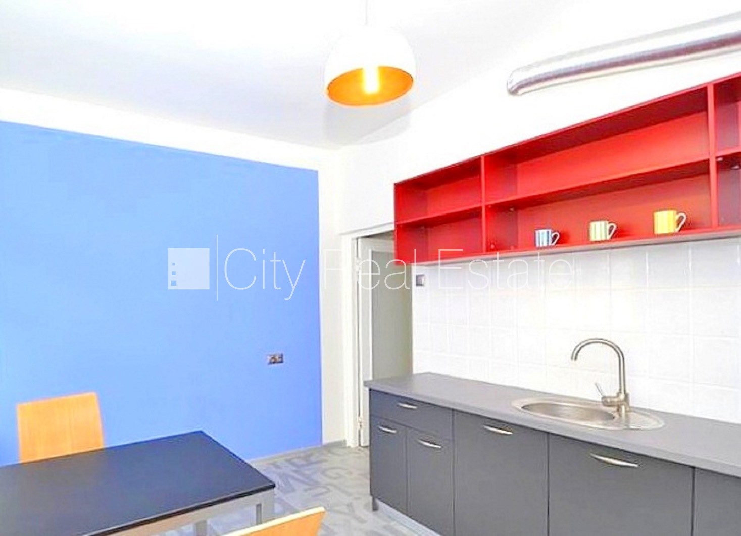 Sludinājumi. Fasādes māja, bruģēts piebraucamais ceļš, ieeja no ielas, logi vērsti mājas abās pusēs, guļamistabu Cena: 900 EUR/mēn Foto #2