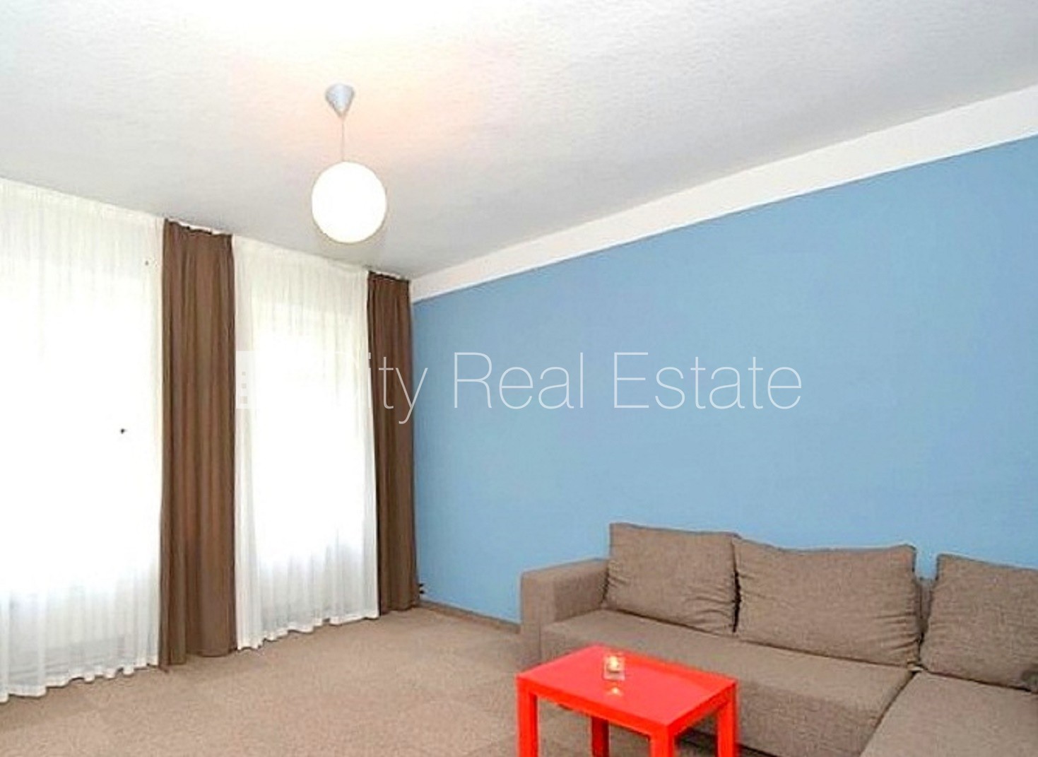 Sludinājumi. Fasādes māja, bruģēts piebraucamais ceļš, ieeja no ielas, logi vērsti mājas abās pusēs, guļamistabu Cena: 900 EUR/mēn Foto #3