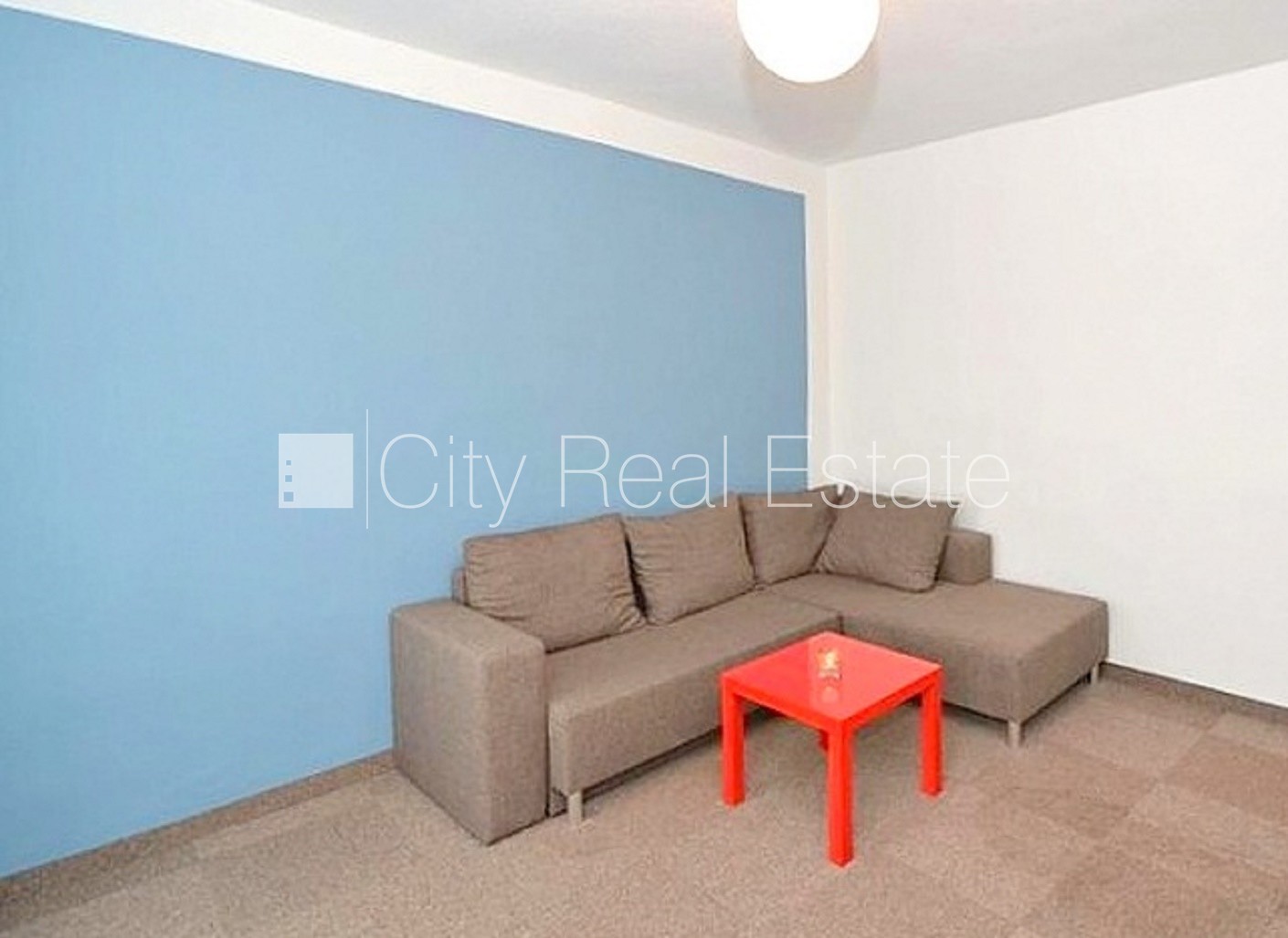 Sludinājumi. Fasādes māja, bruģēts piebraucamais ceļš, ieeja no ielas, logi vērsti mājas abās pusēs, guļamistabu Cena: 900 EUR/mēn Foto #4