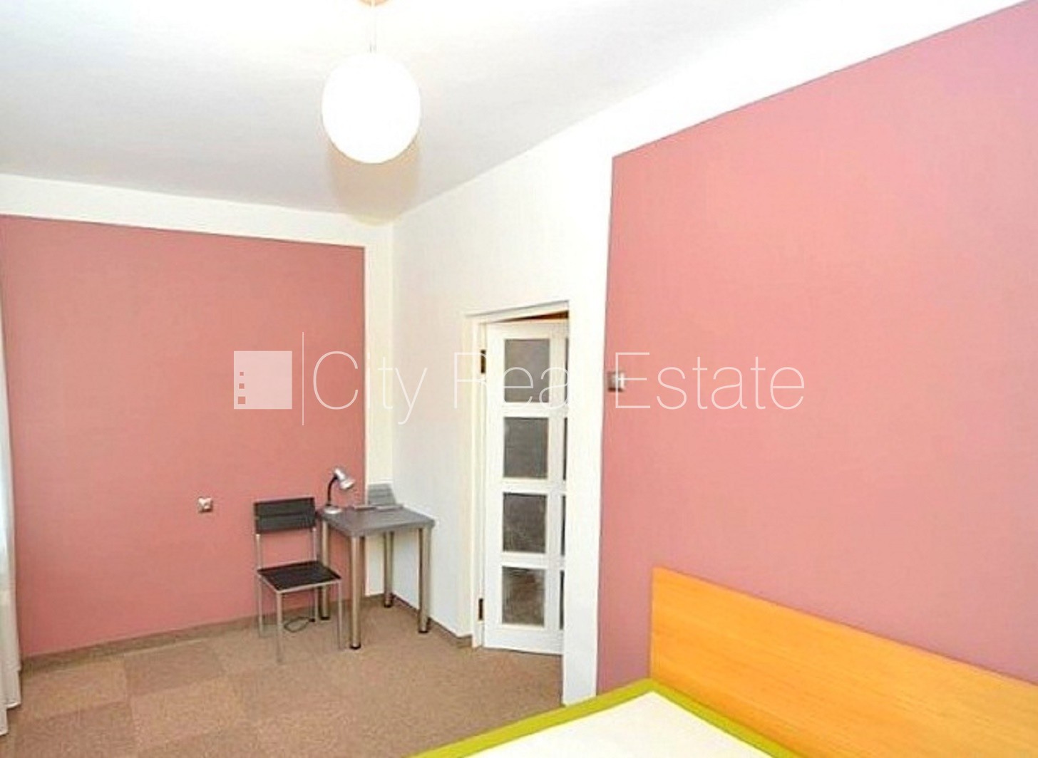 Sludinājumi. Fasādes māja, bruģēts piebraucamais ceļš, ieeja no ielas, logi vērsti mājas abās pusēs, guļamistabu Cena: 900 EUR/mēn Foto #8