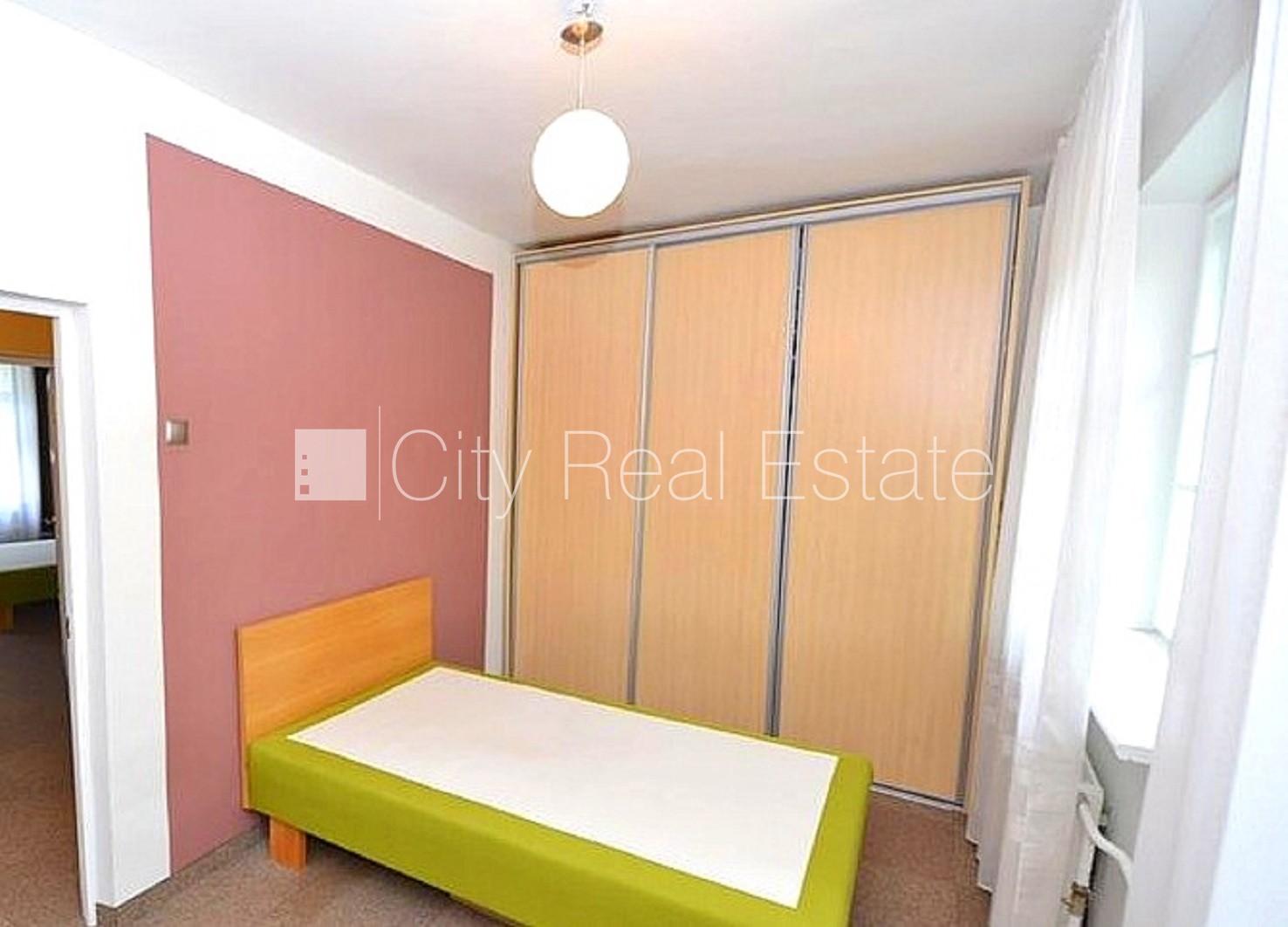 Sludinājumi. Fasādes māja, bruģēts piebraucamais ceļš, ieeja no ielas, logi vērsti mājas abās pusēs, guļamistabu Cena: 900 EUR/mēn Foto #7