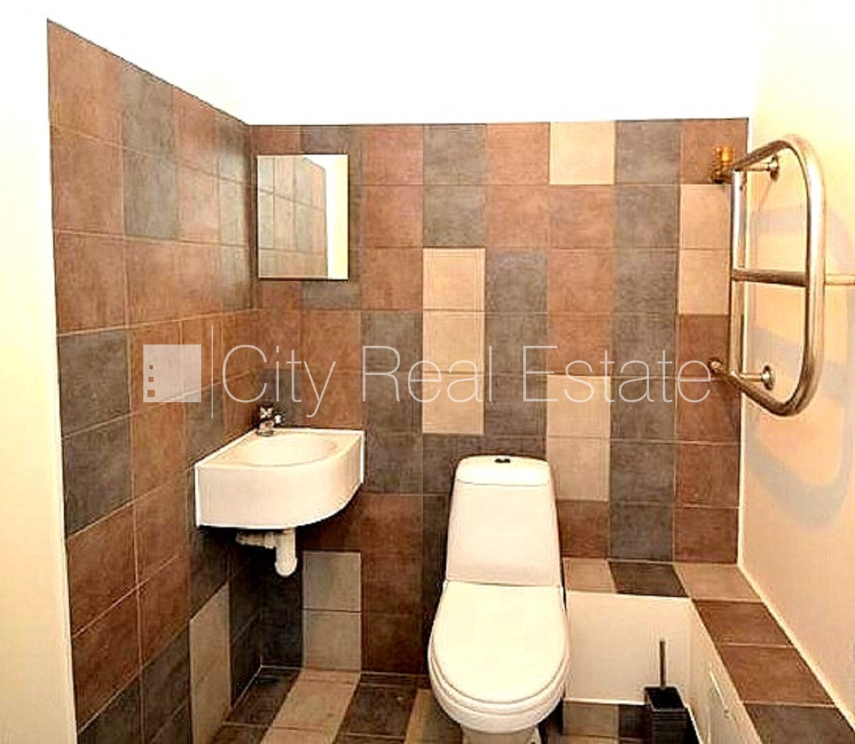 Sludinājumi. Fasādes māja, bruģēts piebraucamais ceļš, ieeja no ielas, logi vērsti mājas abās pusēs, guļamistabu Cena: 900 EUR/mēn Foto #9