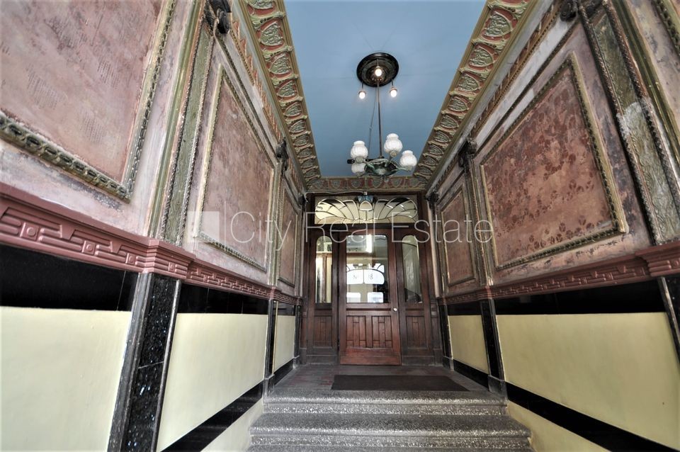 Sludinājumi. Fasādes māja, renovēta māja, ieeja no ielas, ir lifts, kāpņu telpa pēc kosmētiskā remonta, logi Cena: 550 EUR/mēn Foto #14