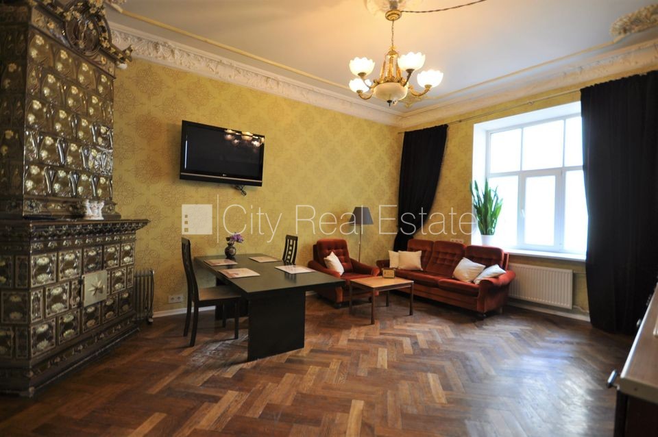 Sludinājumi. Fasādes māja, renovēta māja, ieeja no ielas, ir lifts, kāpņu telpa pēc kosmētiskā remonta, logi Cena: 550 EUR/mēn Foto #2