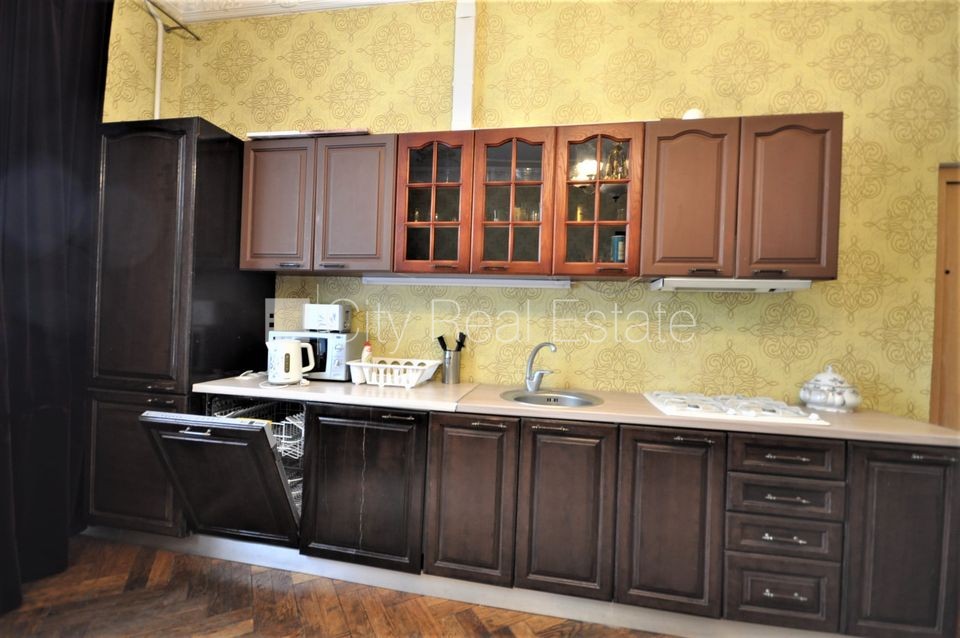 Sludinājumi. Fasādes māja, renovēta māja, ieeja no ielas, ir lifts, kāpņu telpa pēc kosmētiskā remonta, logi Cena: 550 EUR/mēn Foto #3