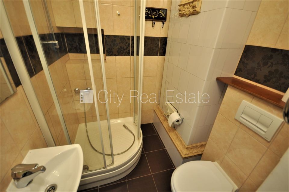 Sludinājumi. Fasādes māja, renovēta māja, ieeja no ielas, ir lifts, kāpņu telpa pēc kosmētiskā remonta, logi Cena: 550 EUR/mēn Foto #12