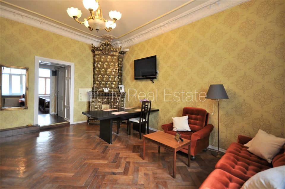 Sludinājumi. Fasādes māja, renovēta māja, ieeja no ielas, ir lifts, kāpņu telpa pēc kosmētiskā remonta, logi Cena: 550 EUR/mēn Foto #1