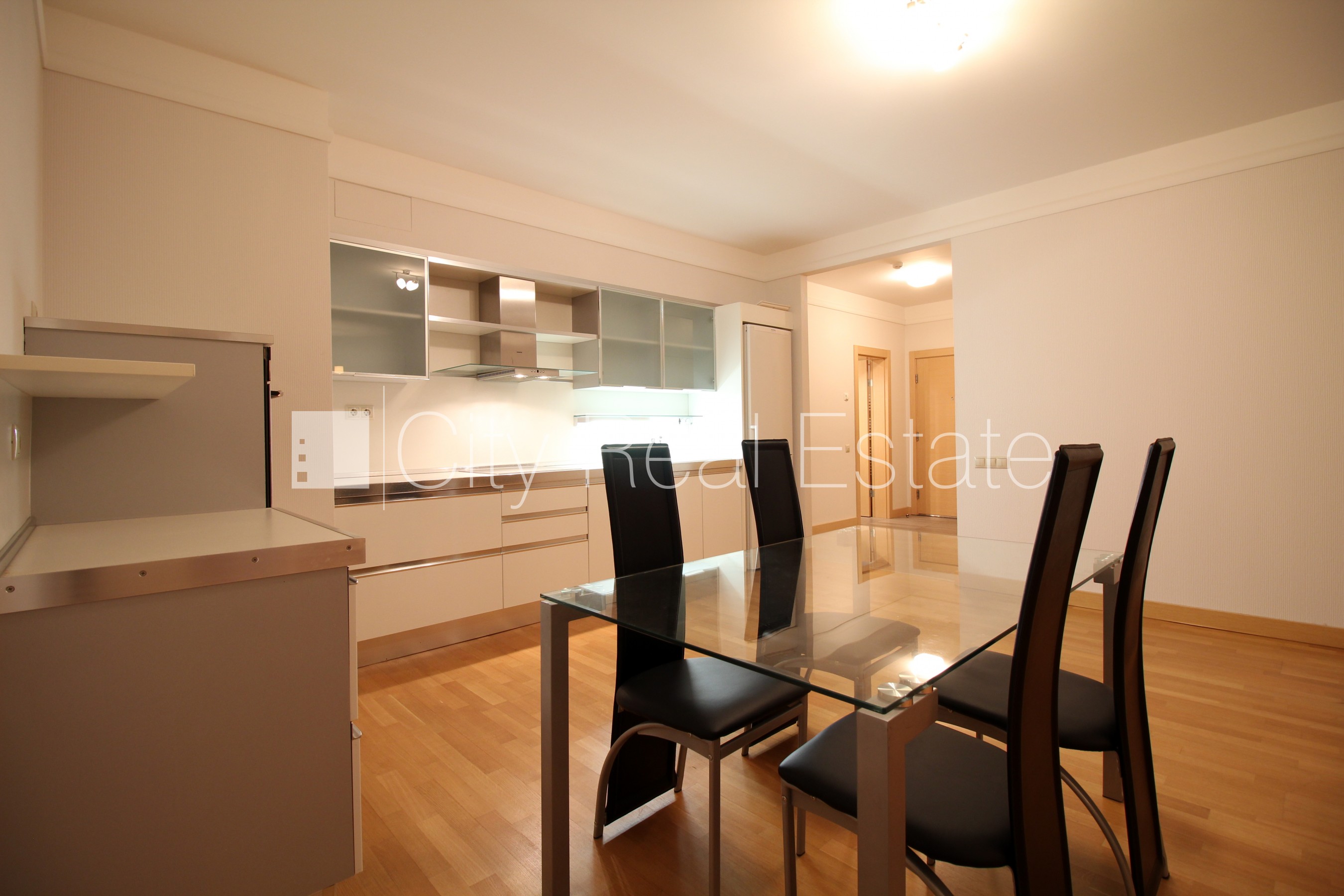 Sludinājumi. Projekts - Panorama Plaza, labiekārtota apzaļumota teritorija, pazemes autostāvvieta, iebraukšana Cena: 850 EUR/mēn Foto #2