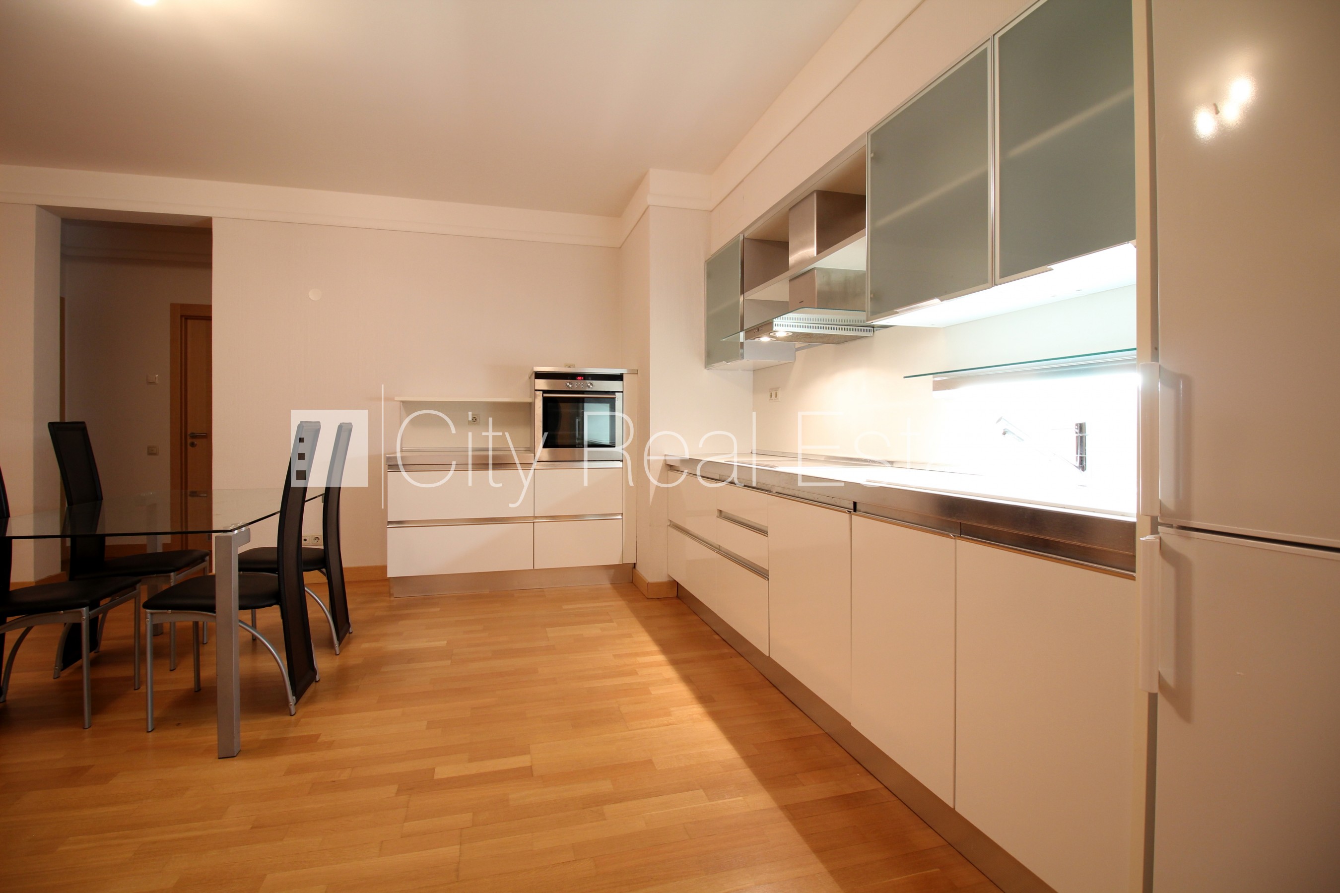 Sludinājumi. Projekts - Panorama Plaza, labiekārtota apzaļumota teritorija, pazemes autostāvvieta, iebraukšana Cena: 850 EUR/mēn Foto #3