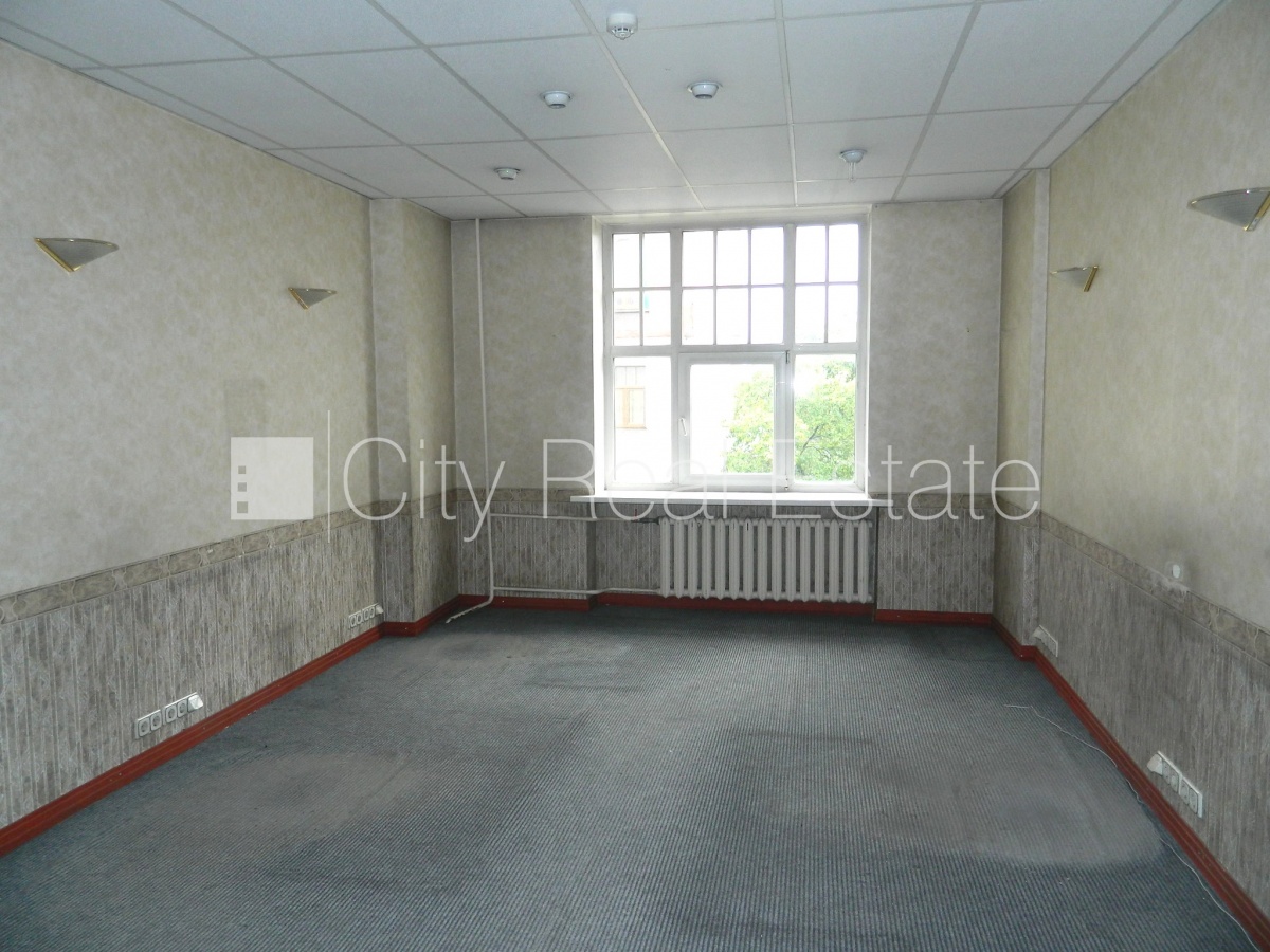 Sludinājumi. Fasādes māja, ieeja no ielas, kāpņu telpa pēc kosmētiskā remonta, logi vērsti mājas abās pusēs, Cena: 600 EUR/mēn Foto #12