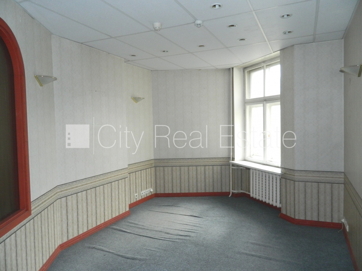 Sludinājumi. Fasādes māja, ieeja no ielas, kāpņu telpa pēc kosmētiskā remonta, logi vērsti mājas abās pusēs, Cena: 600 EUR/mēn Foto #7