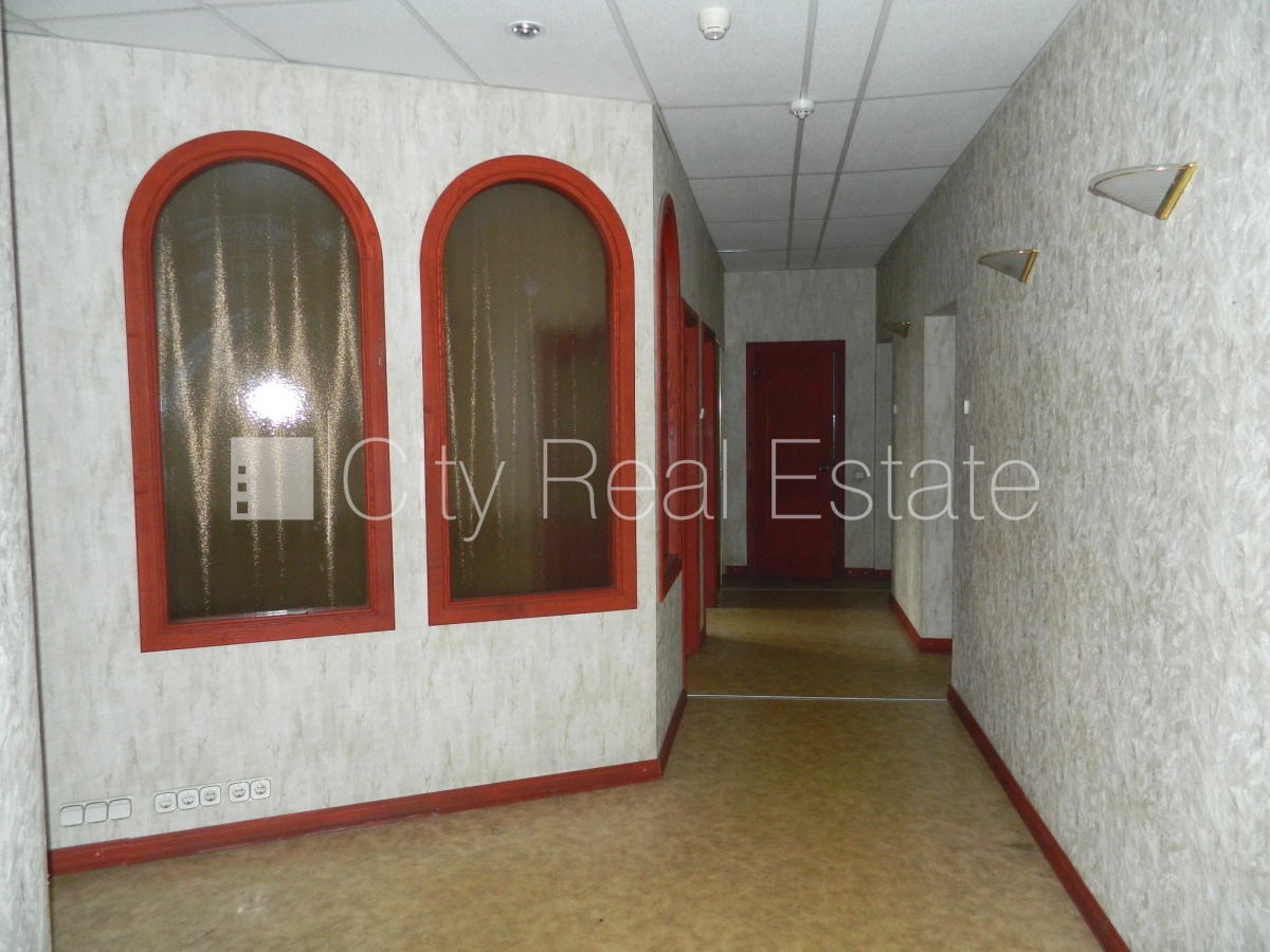 Sludinājumi. Fasādes māja, ieeja no ielas, kāpņu telpa pēc kosmētiskā remonta, logi vērsti mājas abās pusēs, Cena: 600 EUR/mēn Foto #11