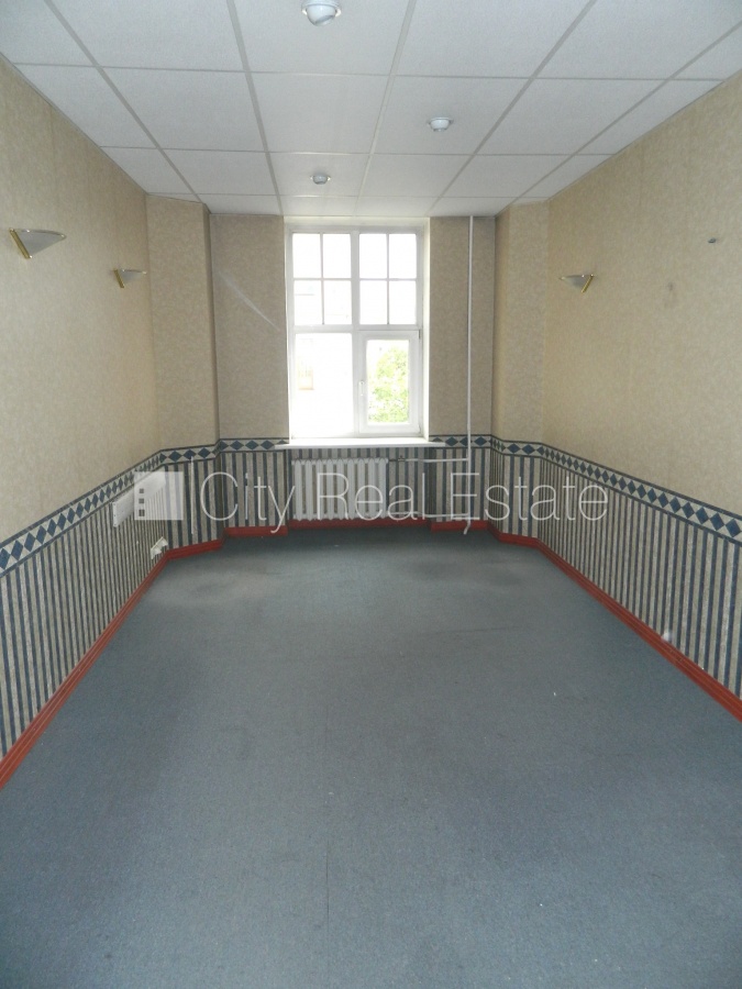 Sludinājumi. Fasādes māja, ieeja no ielas, kāpņu telpa pēc kosmētiskā remonta, logi vērsti mājas abās pusēs, Cena: 600 EUR/mēn Foto #9