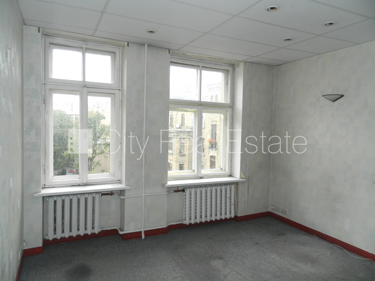 Sludinājumi. Fasādes māja, ieeja no ielas, kāpņu telpa pēc kosmētiskā remonta, logi vērsti mājas abās pusēs, Cena: 600 EUR/mēn Foto #10