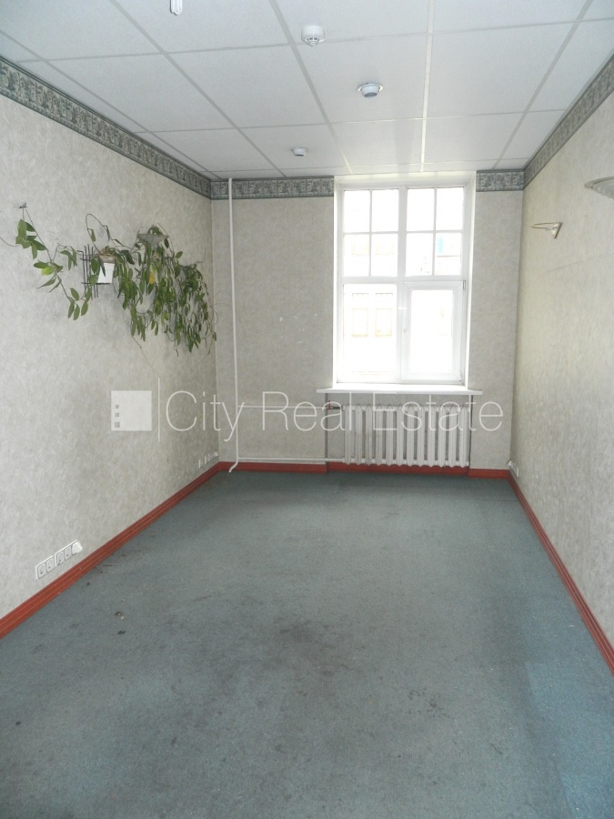 Sludinājumi. Fasādes māja, ieeja no ielas, kāpņu telpa pēc kosmētiskā remonta, logi vērsti mājas abās pusēs, Cena: 600 EUR/mēn Foto #13