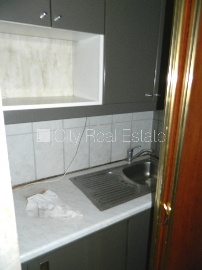 Sludinājumi. Fasādes māja, ieeja no ielas, kāpņu telpa pēc kosmētiskā remonta, logi vērsti mājas abās pusēs, Cena: 600 EUR/mēn Foto #18