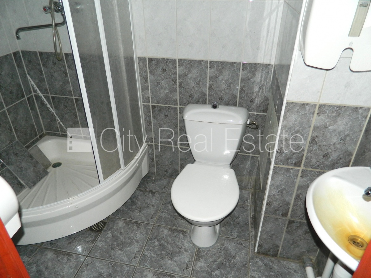 Sludinājumi. Fasādes māja, ieeja no ielas, kāpņu telpa pēc kosmētiskā remonta, logi vērsti mājas abās pusēs, Cena: 600 EUR/mēn Foto #19