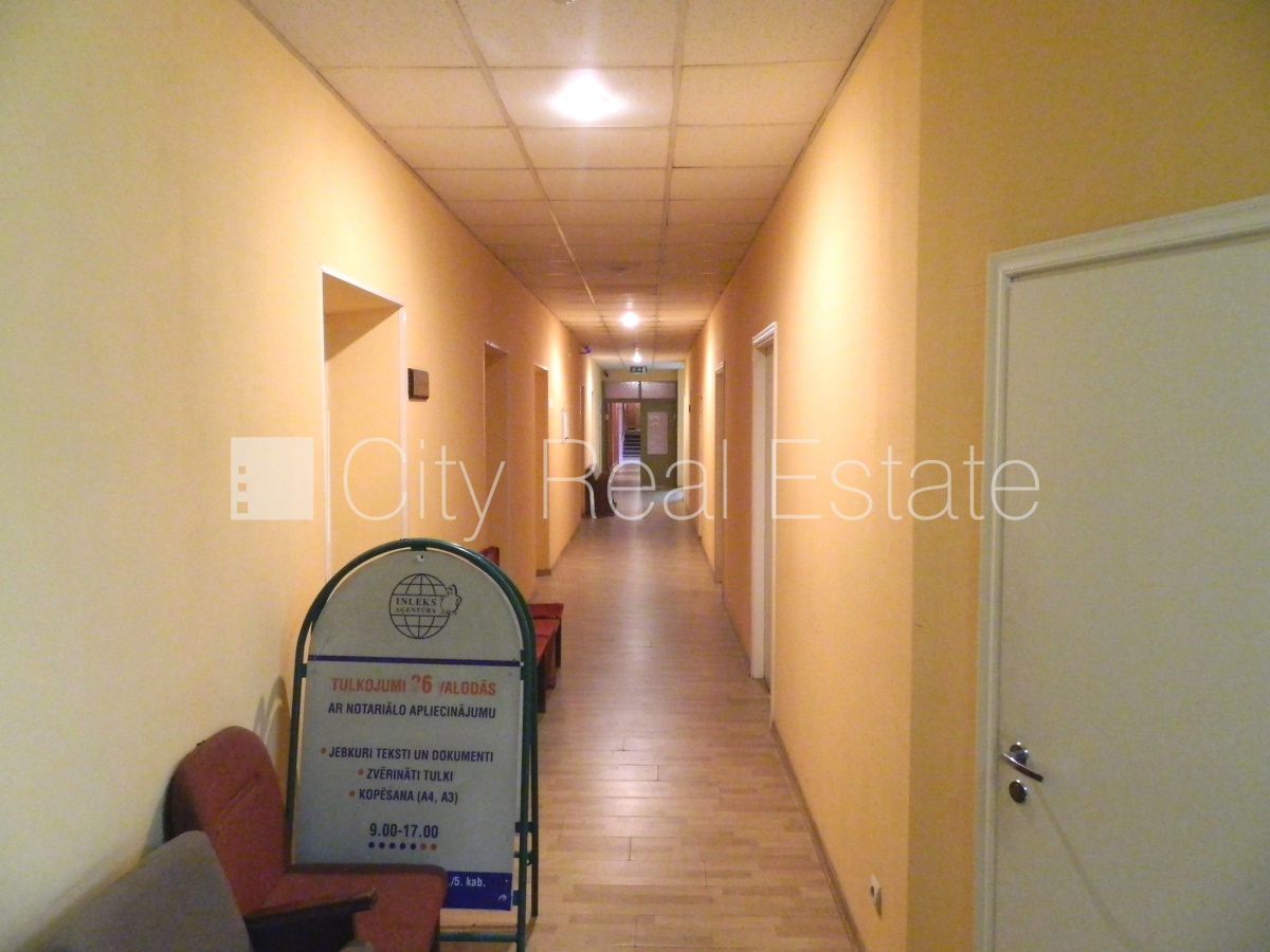 Sludinājumi. Fasādes māja, ieeja no ielas, kāpņu telpa pēc kosmētiskā remonta, logi vērsti mājas abās pusēs, Cena: 600 EUR/mēn Foto #20