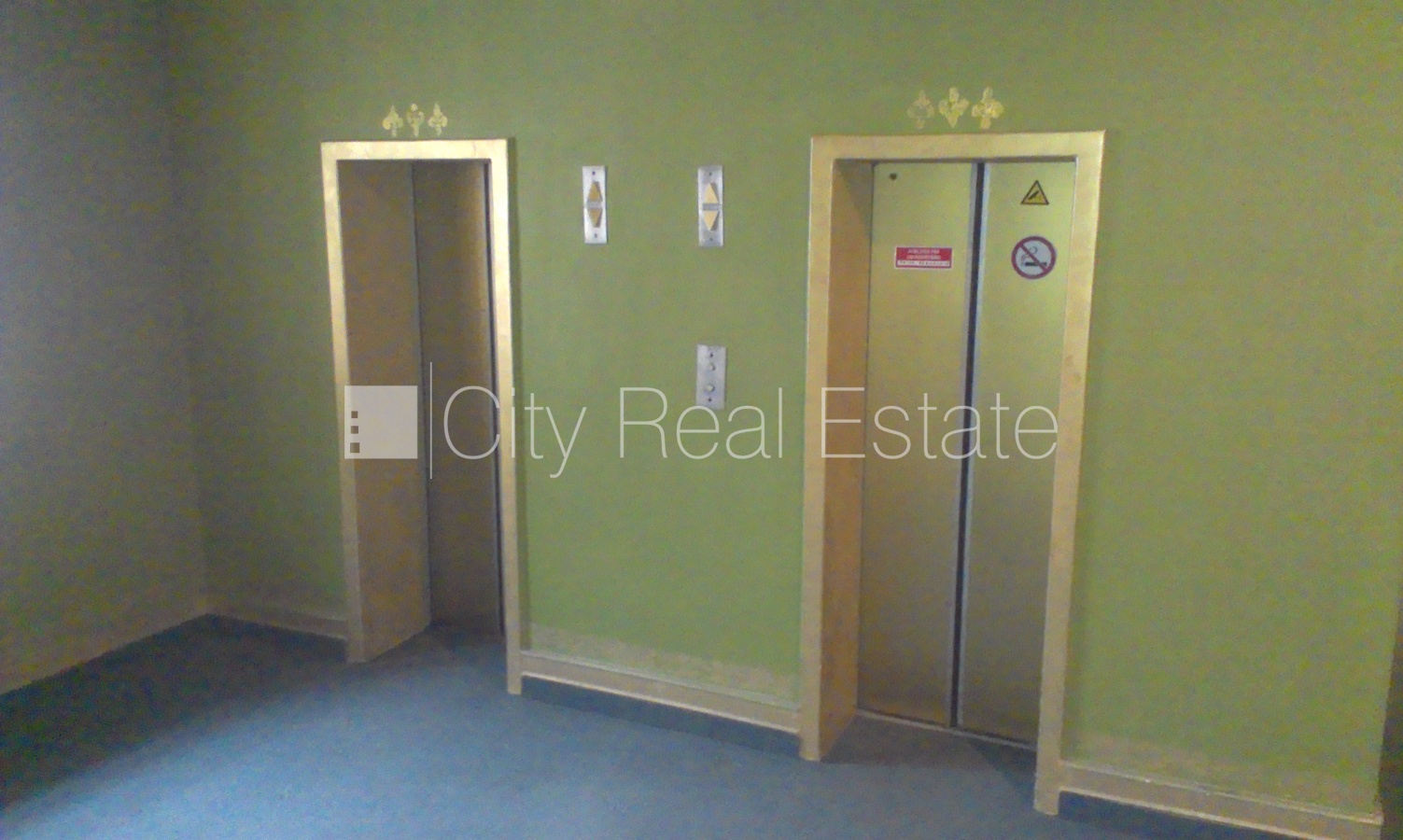 Sludinājumi. Fasādes māja, ieeja no ielas, kāpņu telpa pēc kosmētiskā remonta, logi vērsti mājas abās pusēs, Cena: 600 EUR/mēn Foto #14