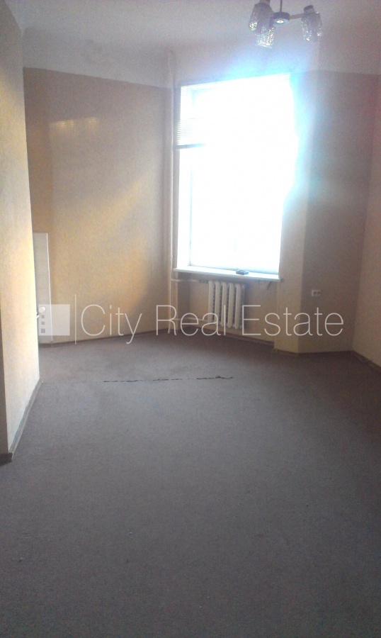 Sludinājumi. Fasādes māja, ieeja no ielas, kāpņu telpa pēc kosmētiskā remonta, logi vērsti mājas abās pusēs, Cena: 600 EUR/mēn Foto #15