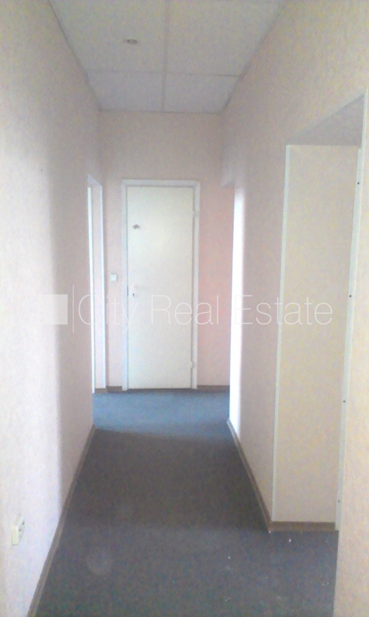 Sludinājumi. Fasādes māja, ieeja no ielas, kāpņu telpa pēc kosmētiskā remonta, logi vērsti mājas abās pusēs, Cena: 600 EUR/mēn Foto #16