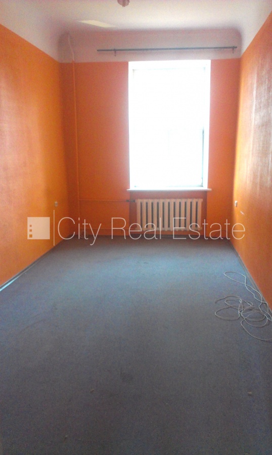 Sludinājumi. Fasādes māja, ieeja no ielas, kāpņu telpa pēc kosmētiskā remonta, logi vērsti mājas abās pusēs, Cena: 600 EUR/mēn Foto #17