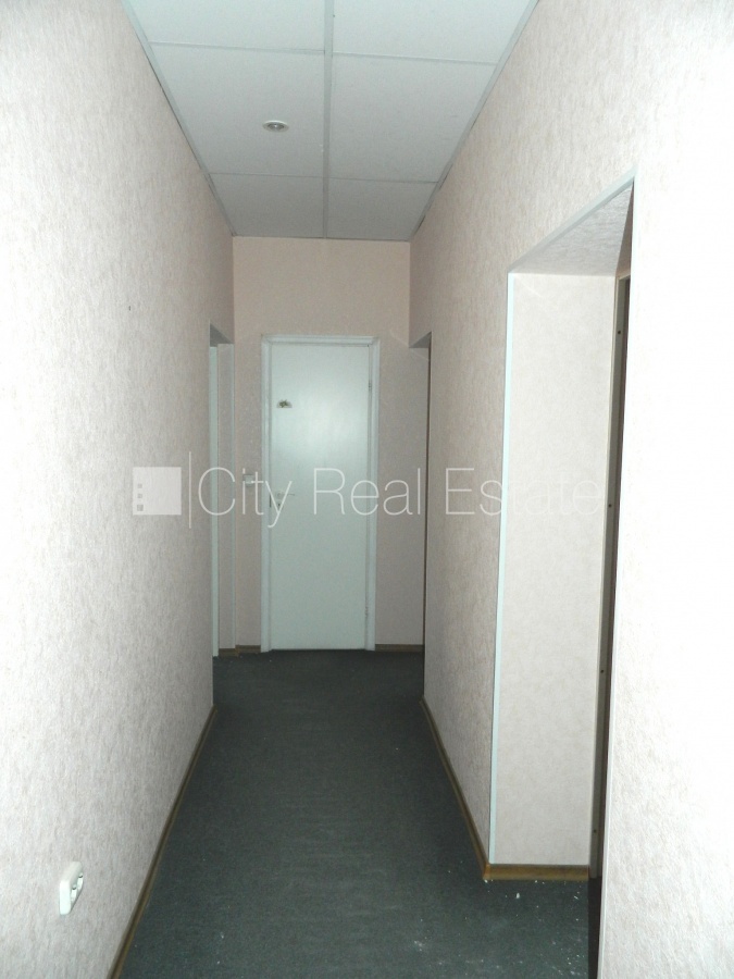 Sludinājumi. Fasādes māja, ieeja no ielas, kāpņu telpa pēc kosmētiskā remonta, logi vērsti mājas abās pusēs, Cena: 600 EUR/mēn Foto #6