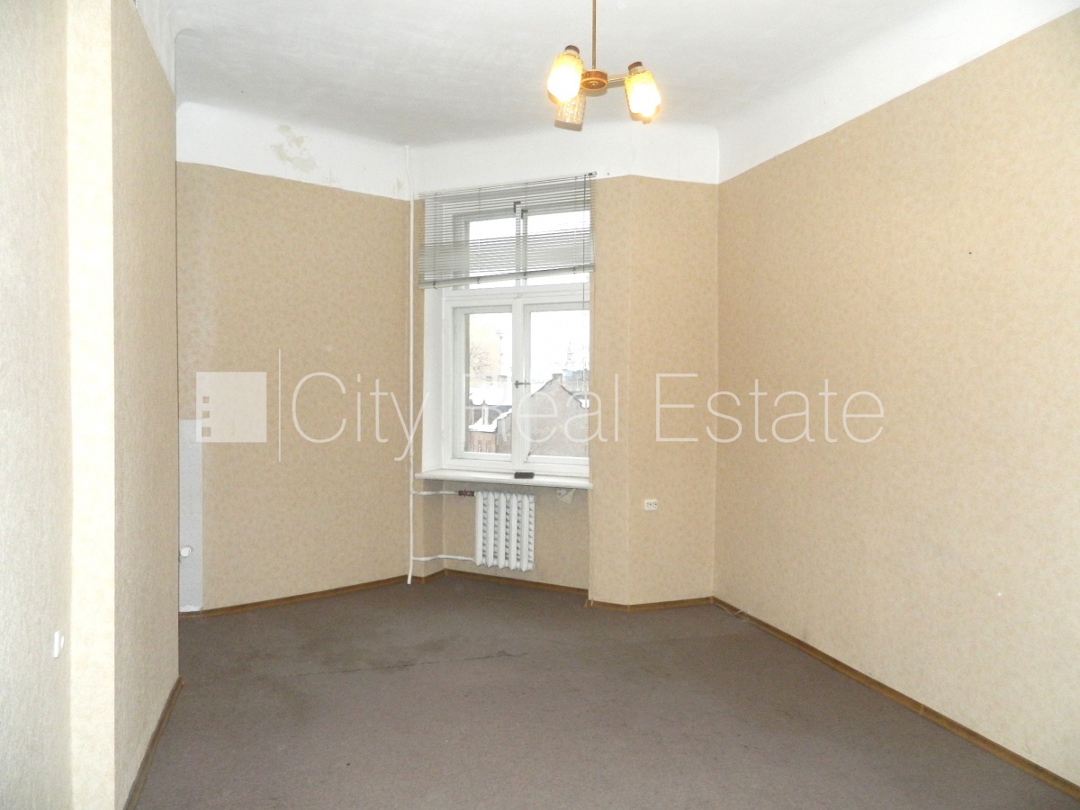 Sludinājumi. Fasādes māja, ieeja no ielas, kāpņu telpa pēc kosmētiskā remonta, logi vērsti mājas abās pusēs, Cena: 600 EUR/mēn Foto #1