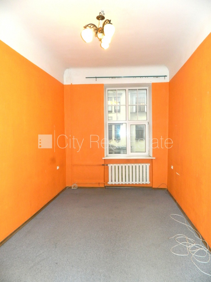 Sludinājumi. Fasādes māja, ieeja no ielas, kāpņu telpa pēc kosmētiskā remonta, logi vērsti mājas abās pusēs, Cena: 600 EUR/mēn Foto #3