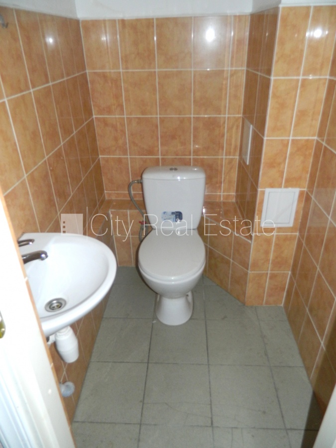 Sludinājumi. Fasādes māja, ieeja no ielas, kāpņu telpa pēc kosmētiskā remonta, logi vērsti mājas abās pusēs, Cena: 600 EUR/mēn Foto #4